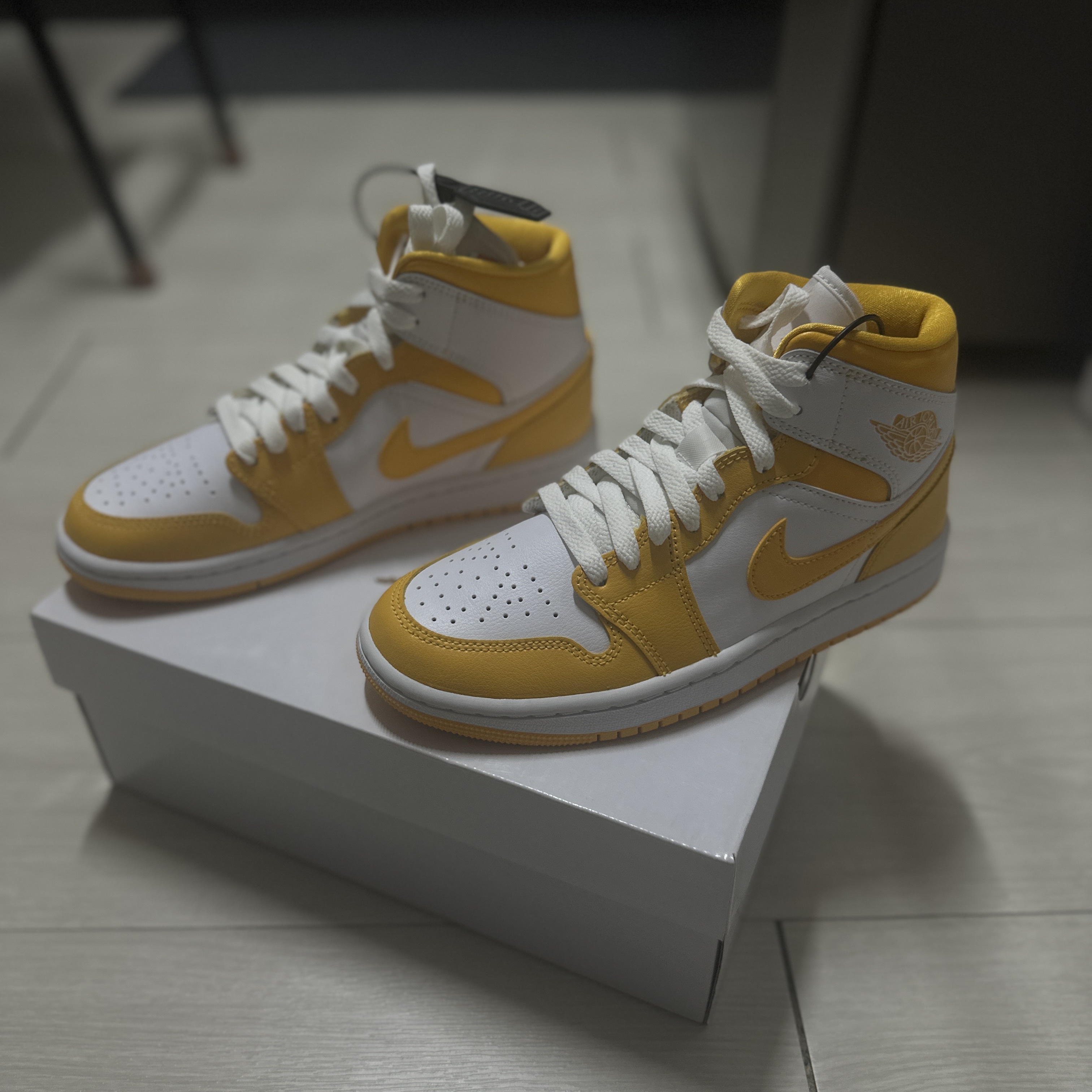 (W) Jordan 1 Mid University Gold 착용 스타일 - 2