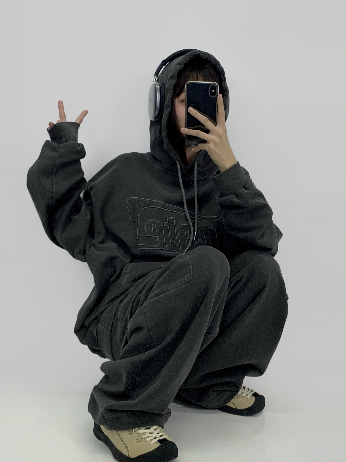 Apple AirPods Max Lightning Space Gray (Korean Ver.), (W) Keen x Omashande Jasper Sneakers Boulder Black 착용 스타일 - 1