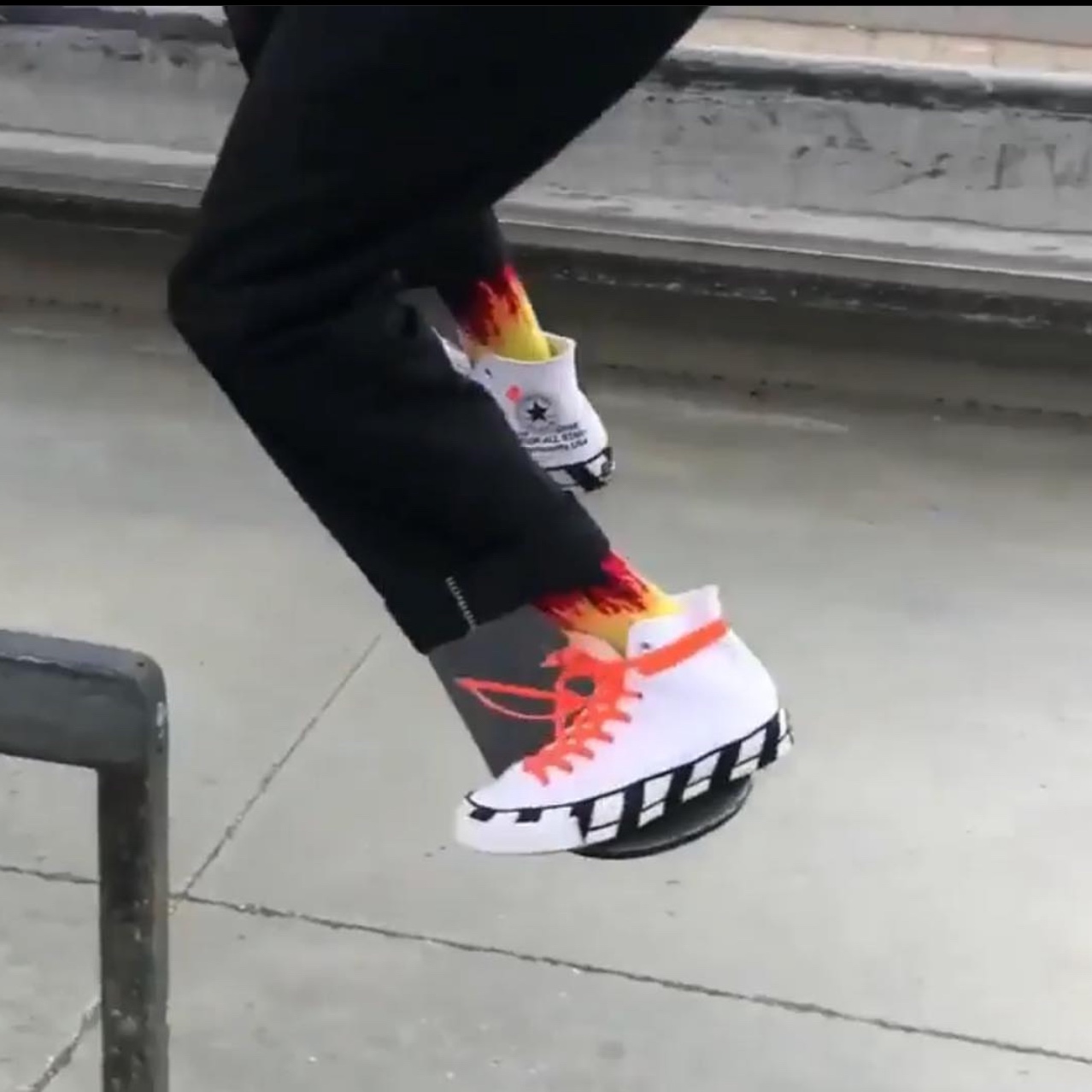 Converse x Off-White Chuck 70 High V2 2021 착용 스타일 - 2