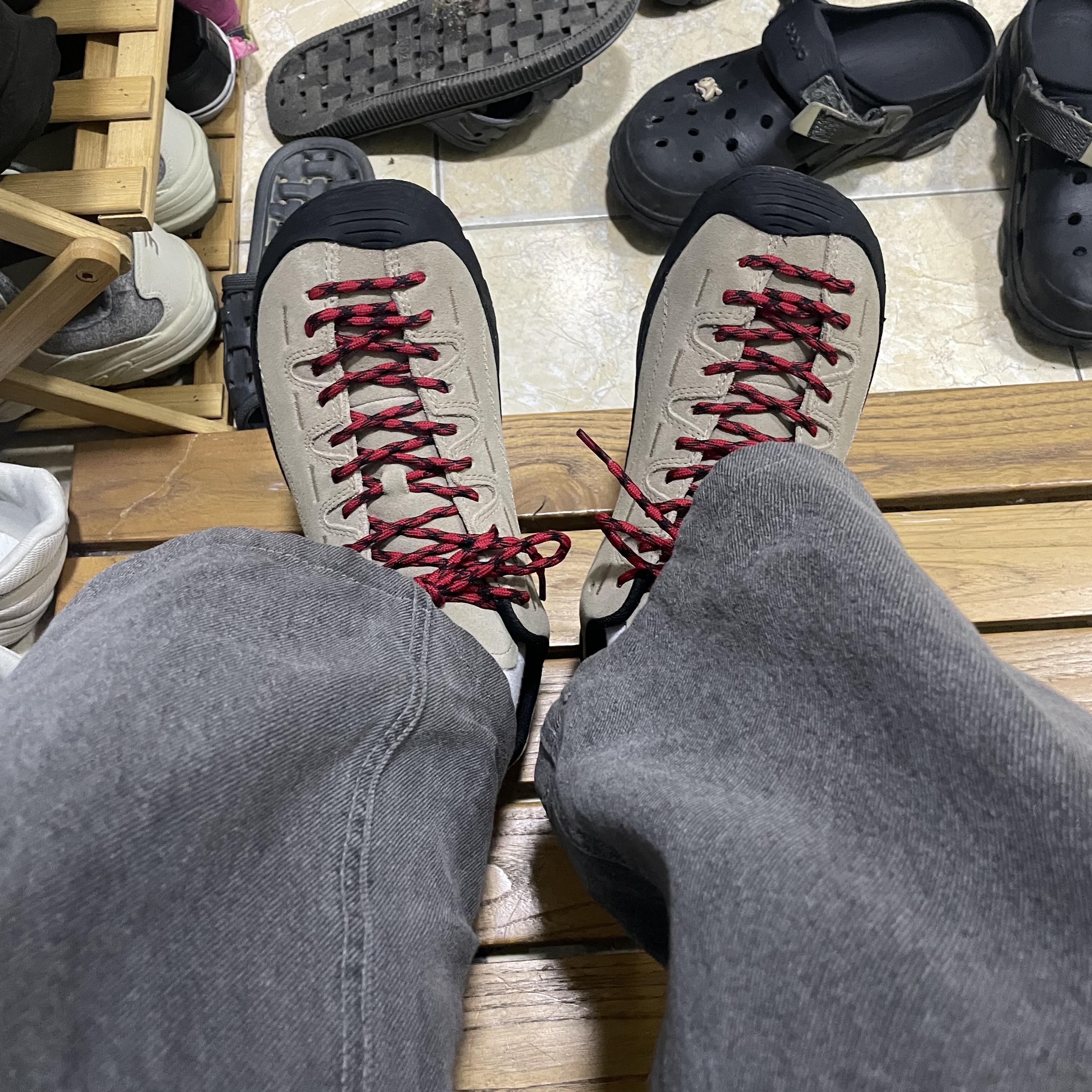 Keen Jasper Suede Sneakers Silver Mink 착용 스타일