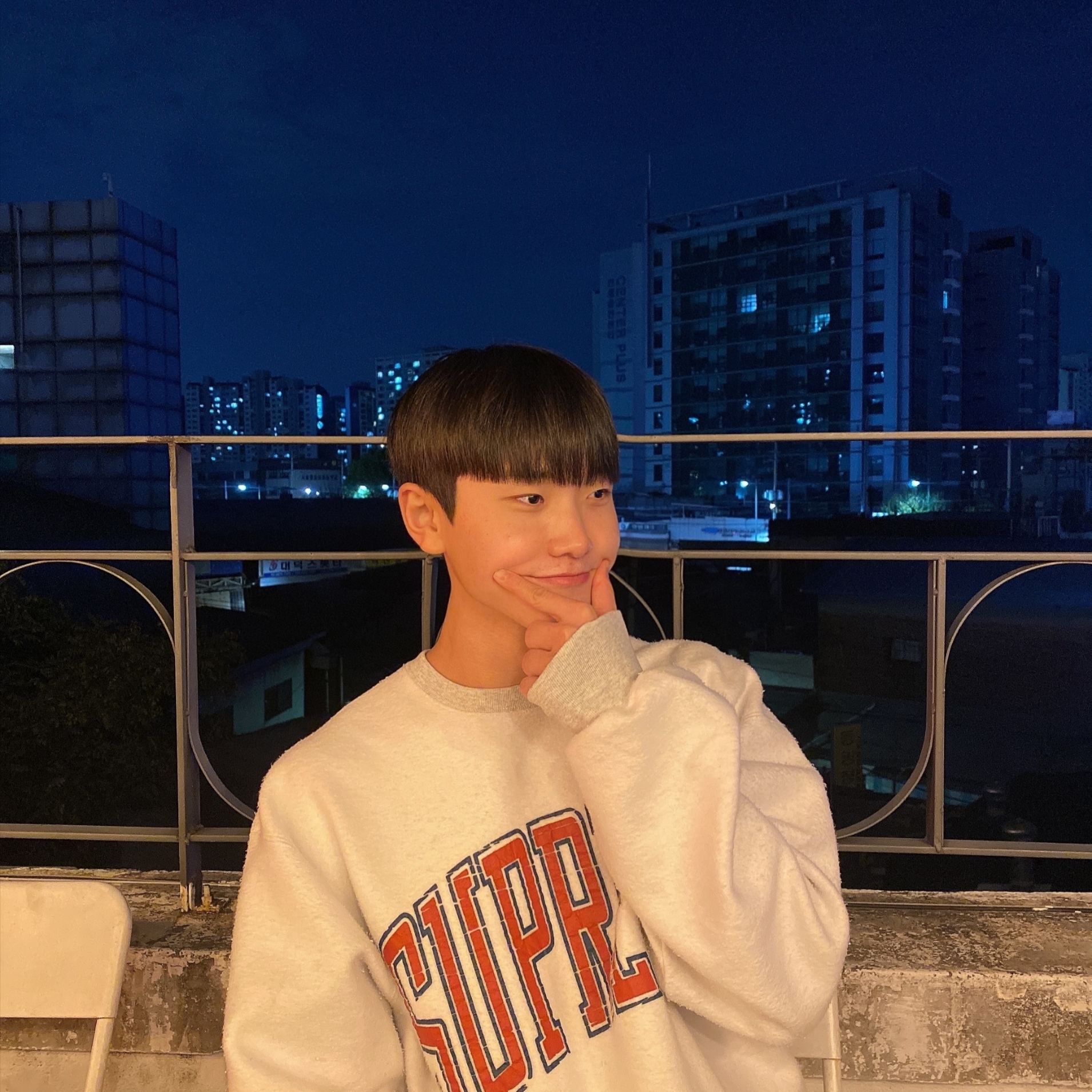 Supreme Inside Out Crewneck Ash Grey - 23FW 착용 스타일