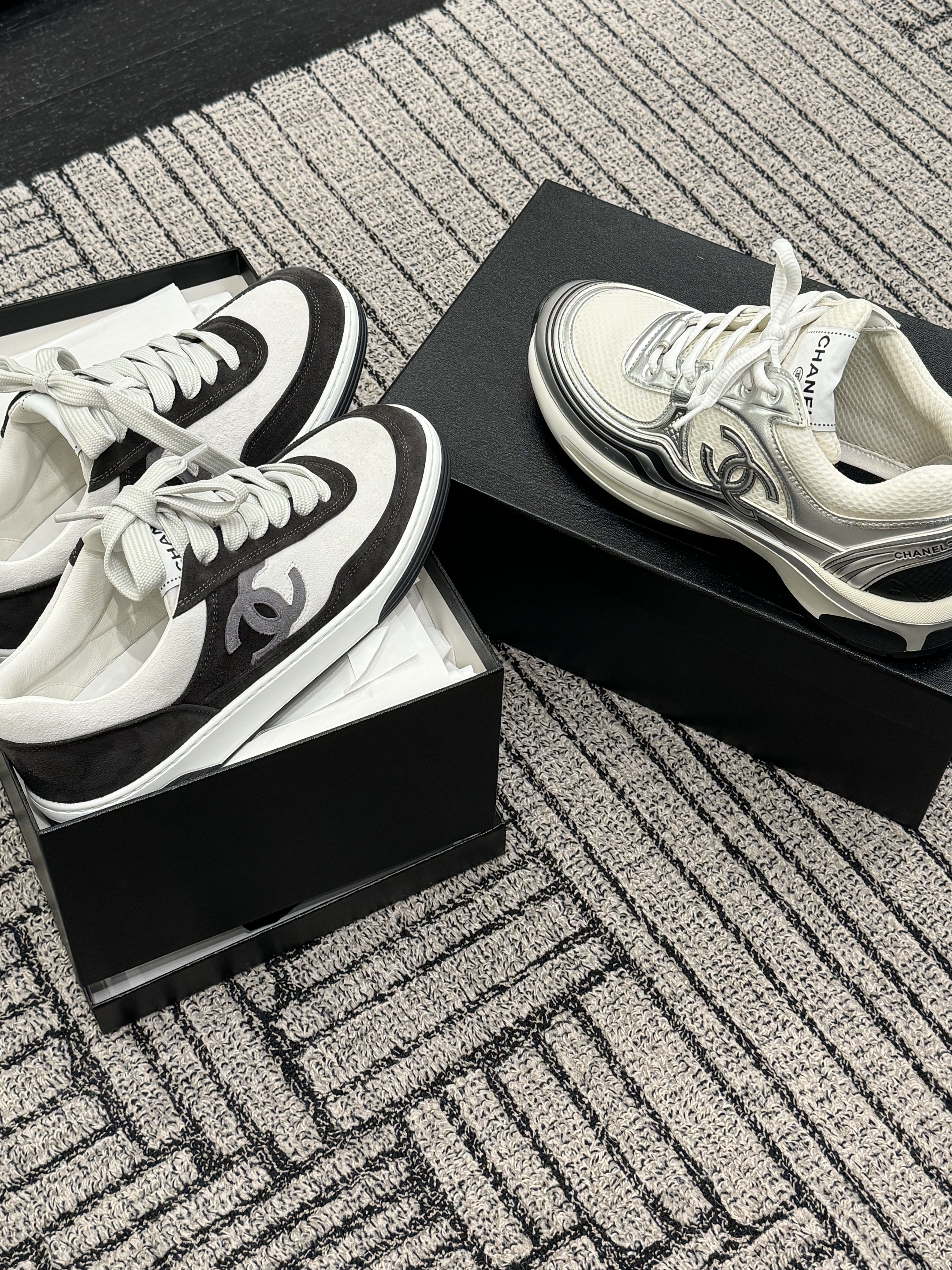 (W) Chanel Sneakers Fabric Laminated & White Silver 착용 스타일 - 1