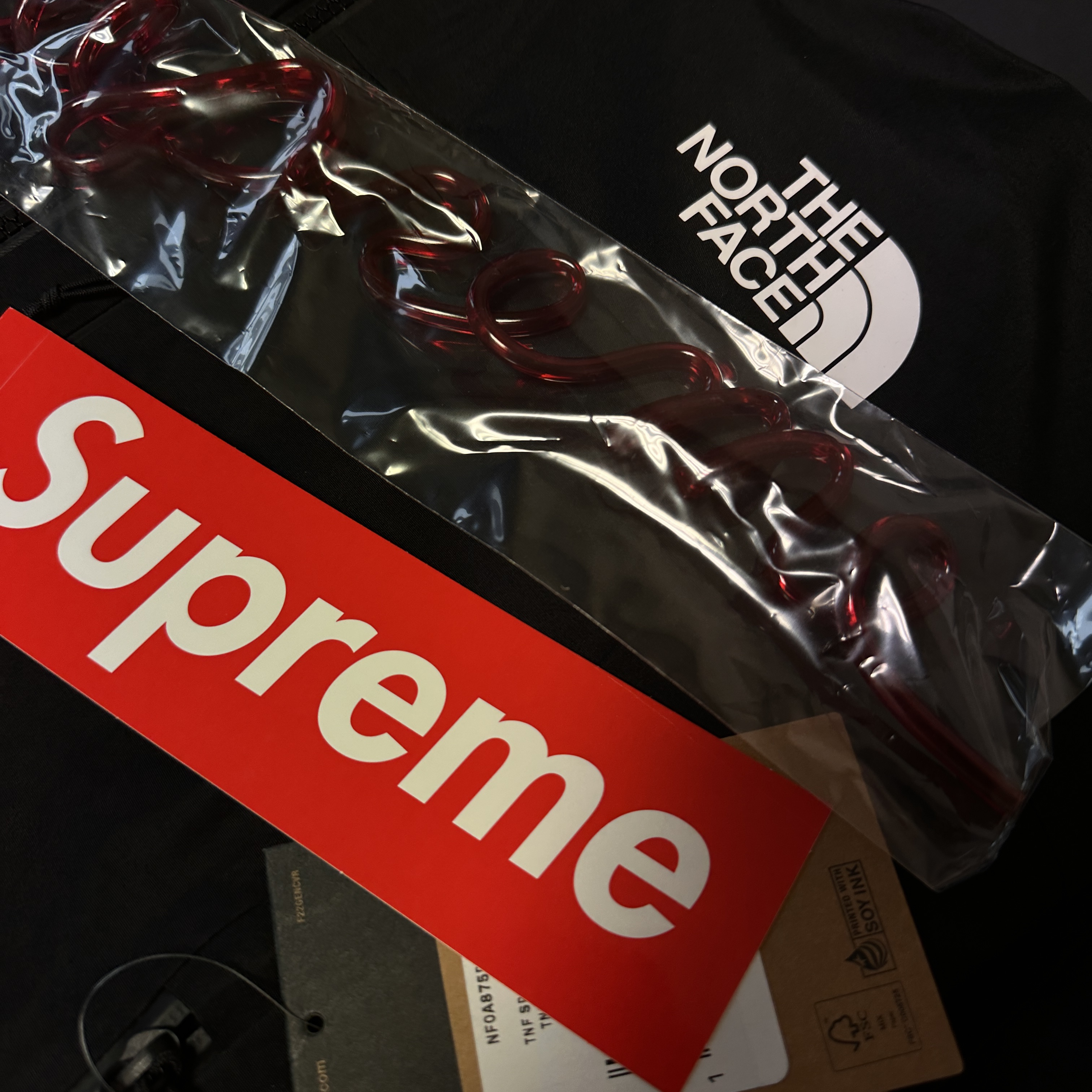 Supreme x The North Face Split Taped Seam Shell Jacket Black - 24SS 착용 스타일 - 2