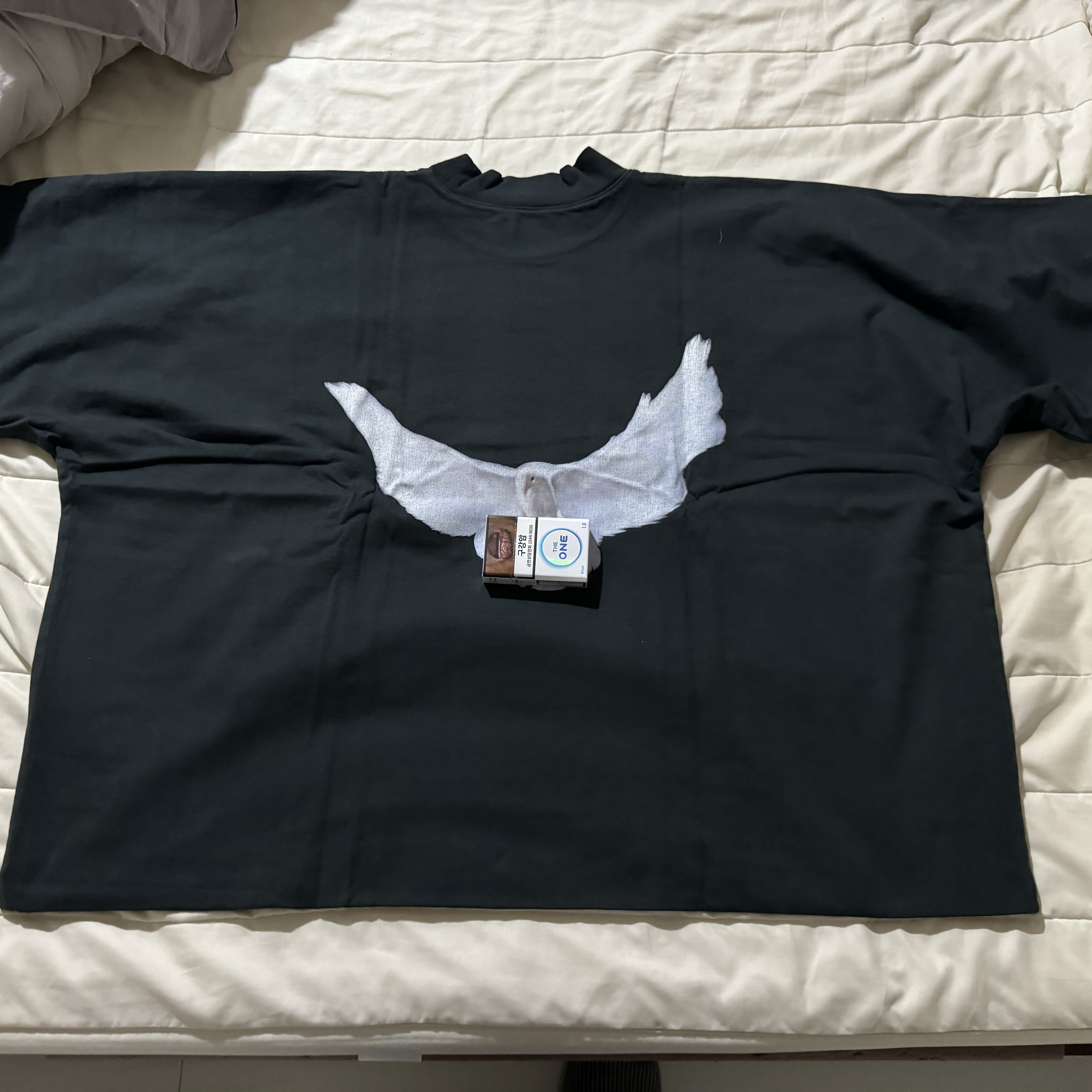 Yeezy Gap Engineered By Balenciaga Dove No Seam T-Shirt Black 착용 스타일