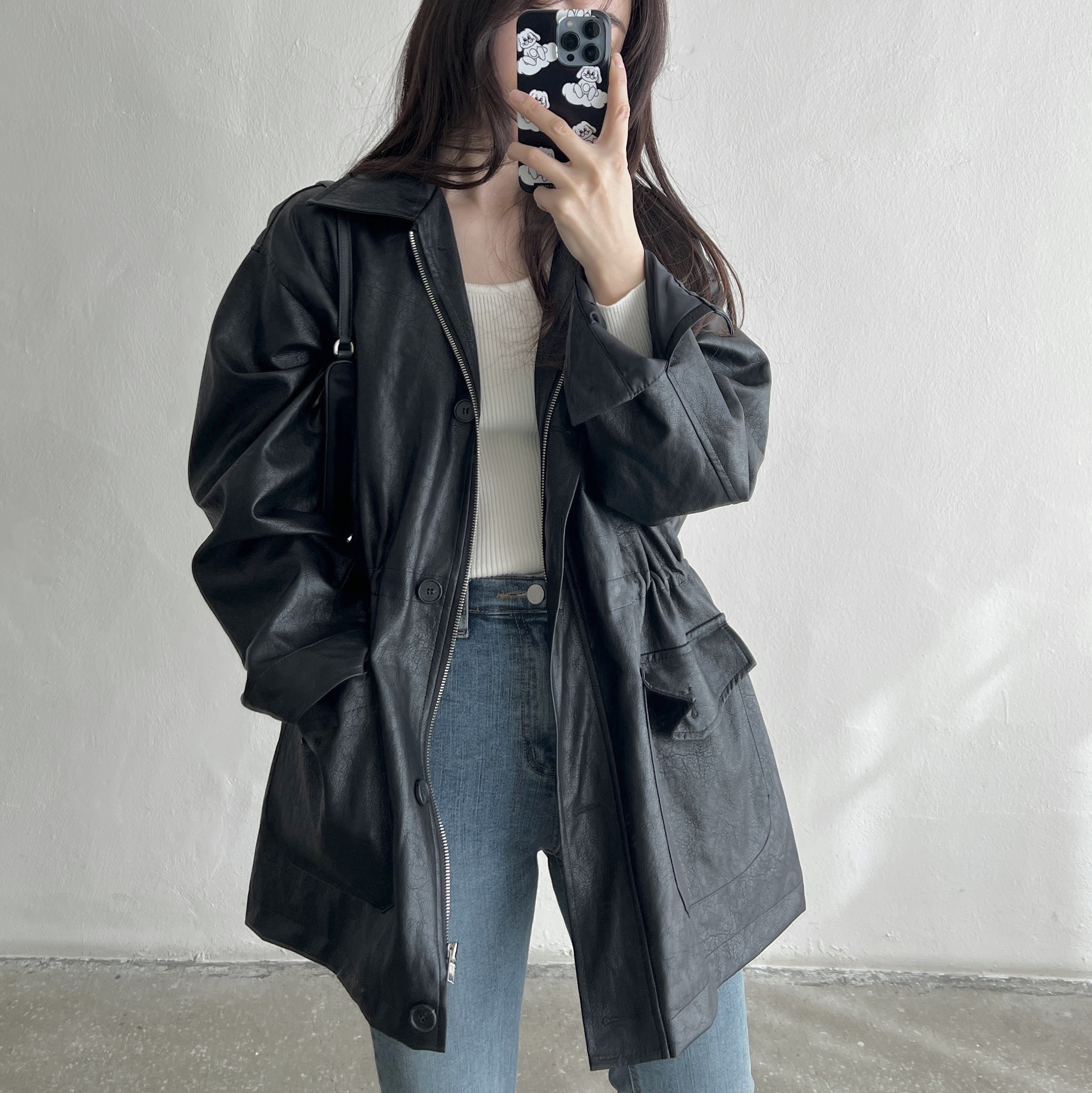 Converse Chuck 70 Hi Black, Prada Re-Edition 2005 Re-Nylon Mini Hobo Bag Black 착용 스타일 - 1