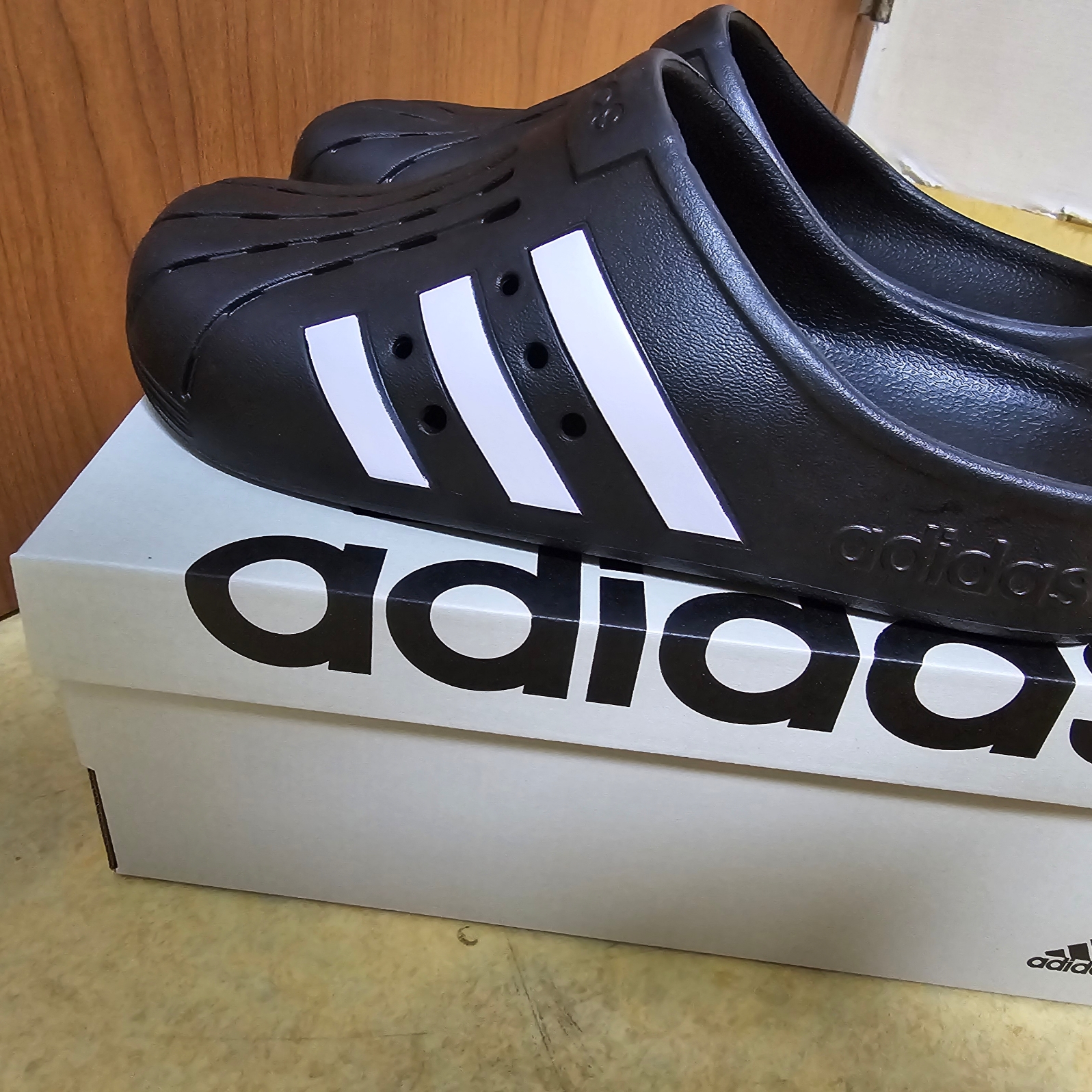 Adidas Adilette Clog Black White 착용 스타일