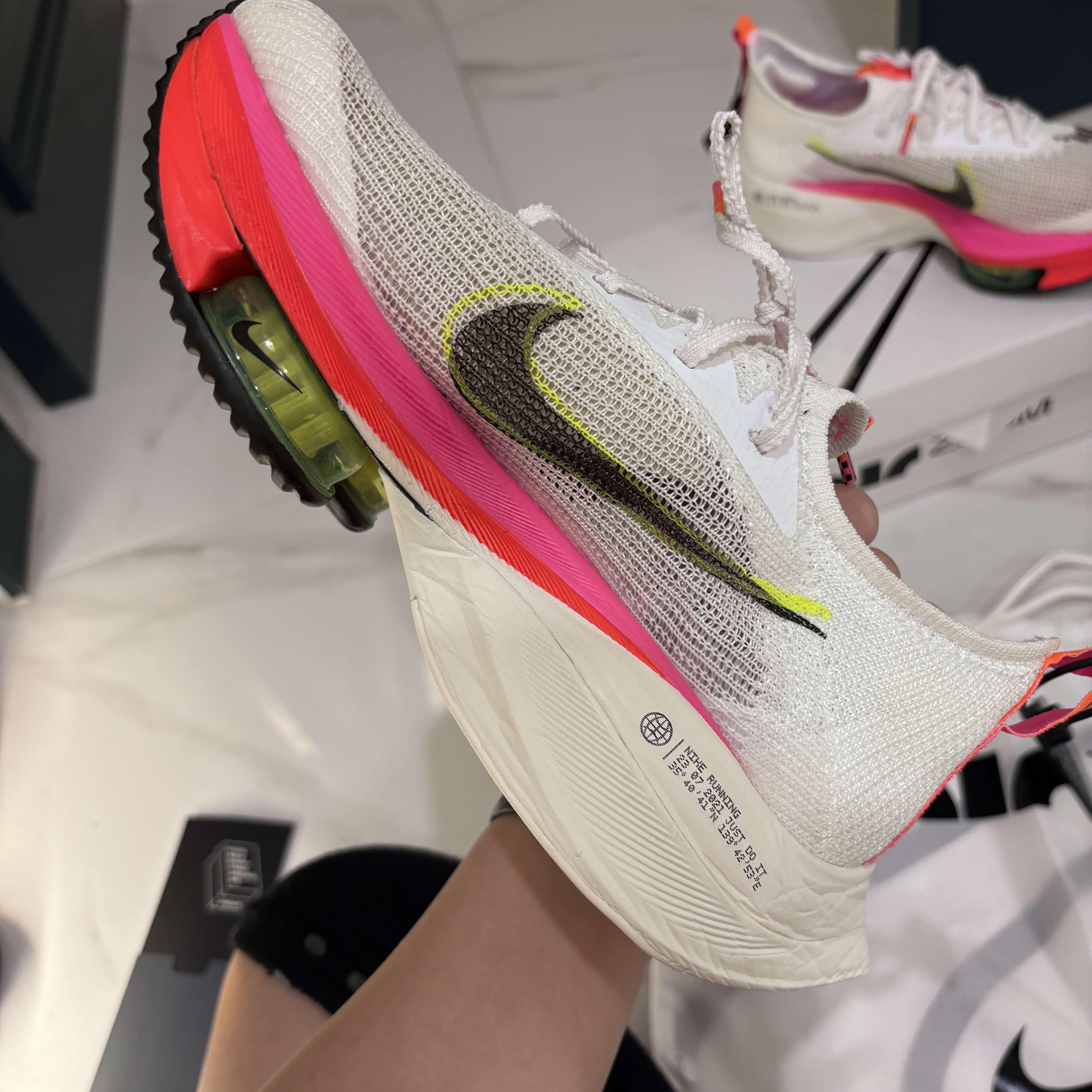 (W) Nike Air Zoom Alphafly Next% Flyknit Rawdacious 착용 스타일 - 2