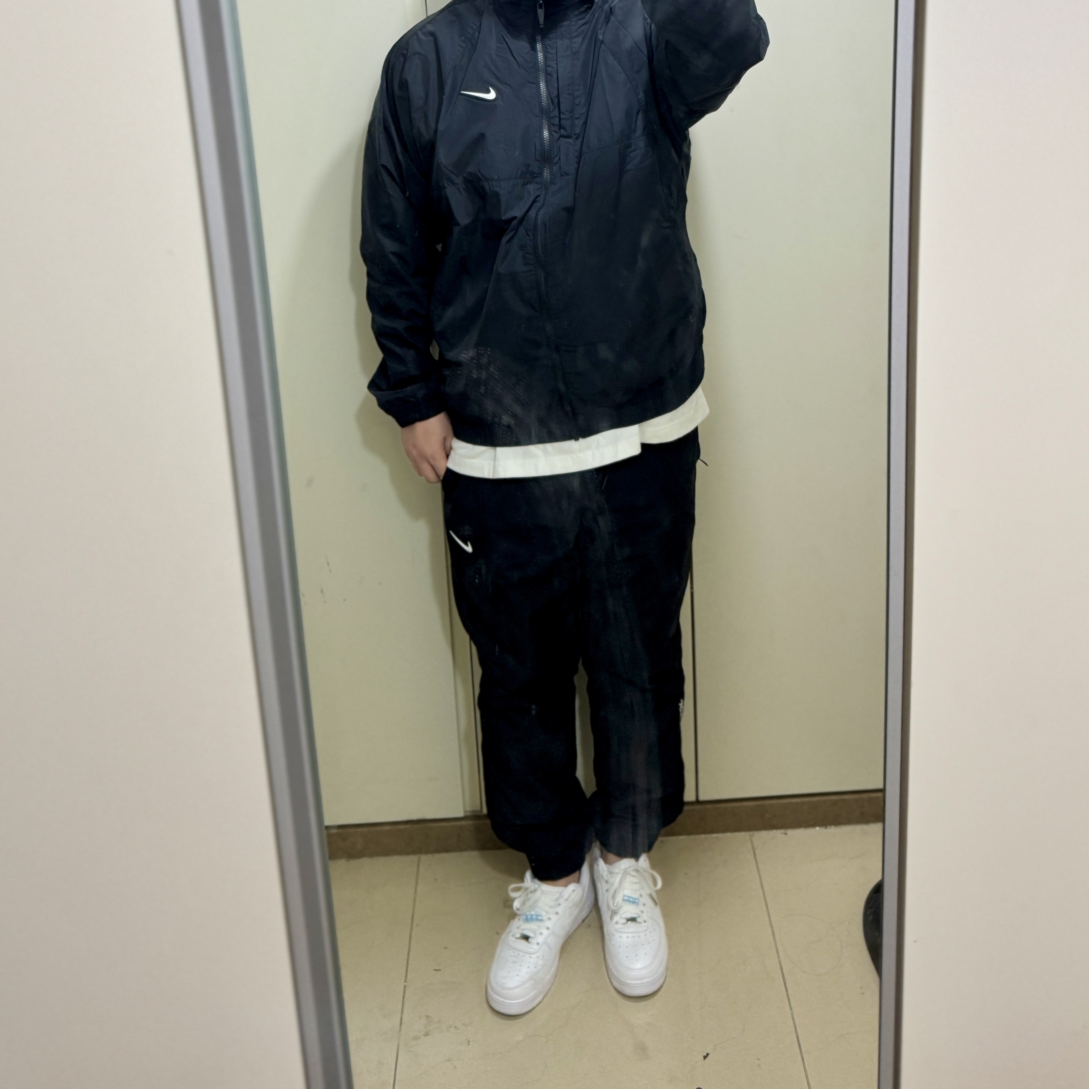 Nike x Drake Nocta Nylon Track Jacket Black (FN7666-010), Nike x Drake Nocta Woven Track Pants Black (FN7668-010) 착용 스타일 - 2