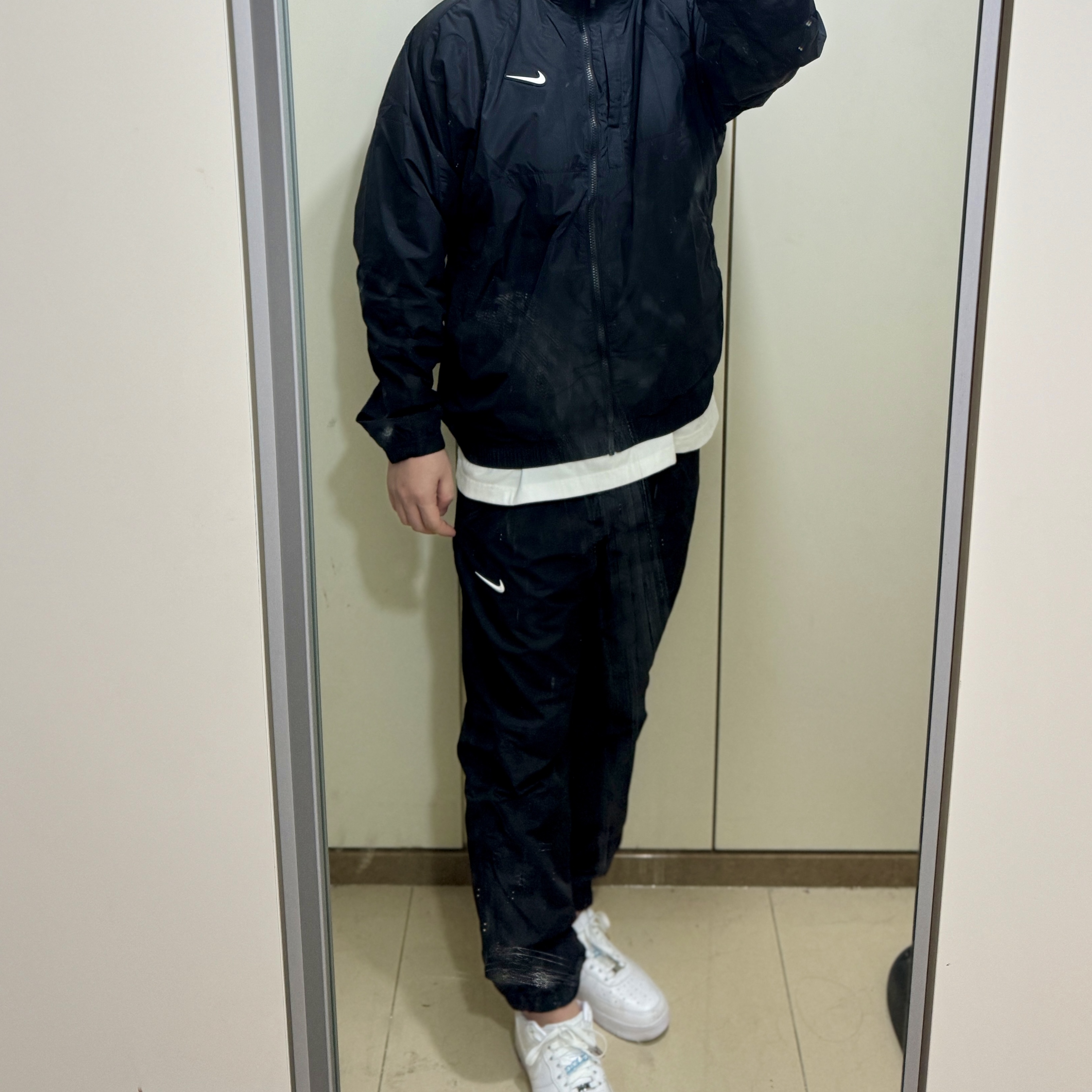Nike x Drake Nocta Nylon Track Jacket Black (FN7666-010), Nike x Drake Nocta Woven Track Pants Black (FN7668-010) 착용 스타일 - 1