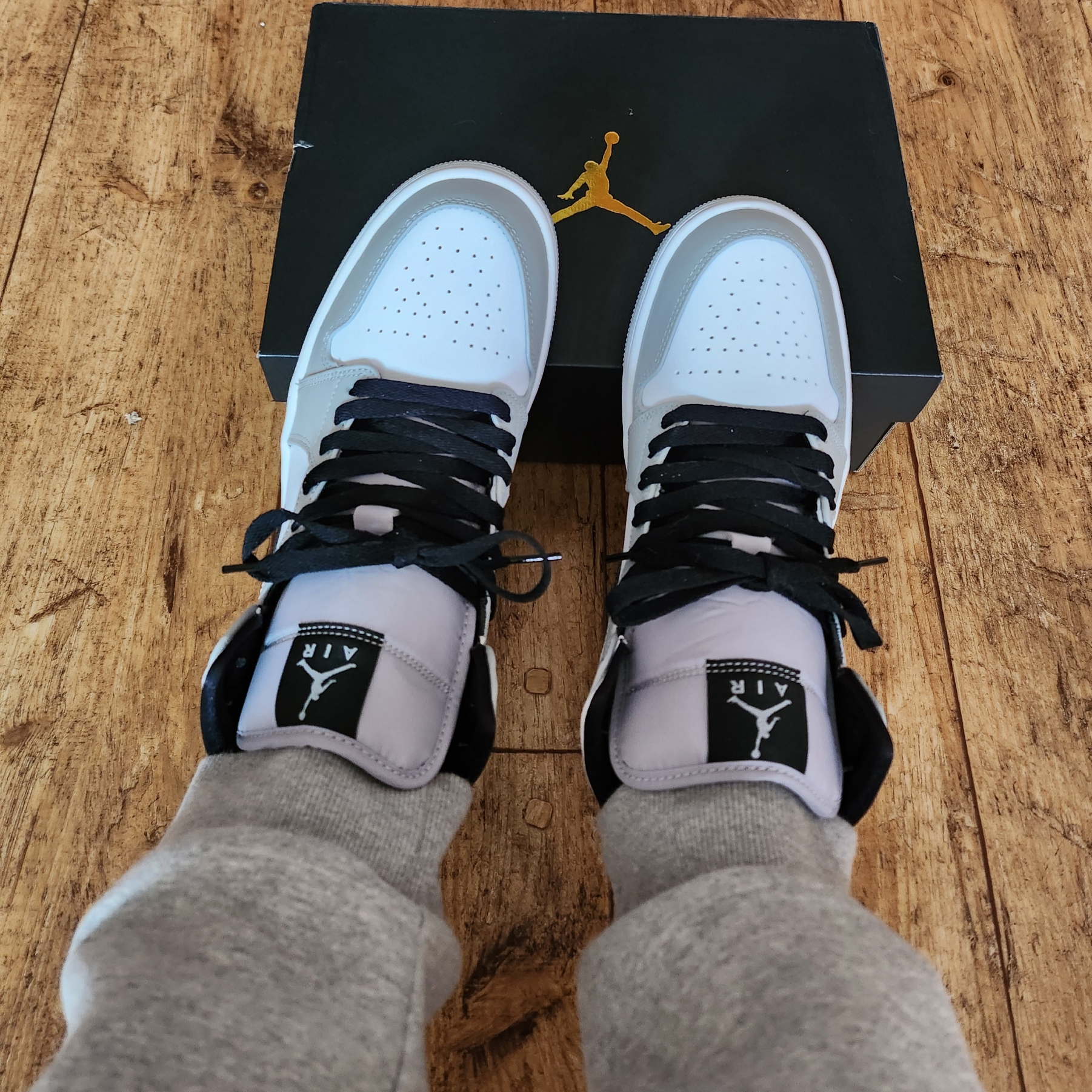 Jordan 1 Mid Light Smoke Grey 착용 스타일