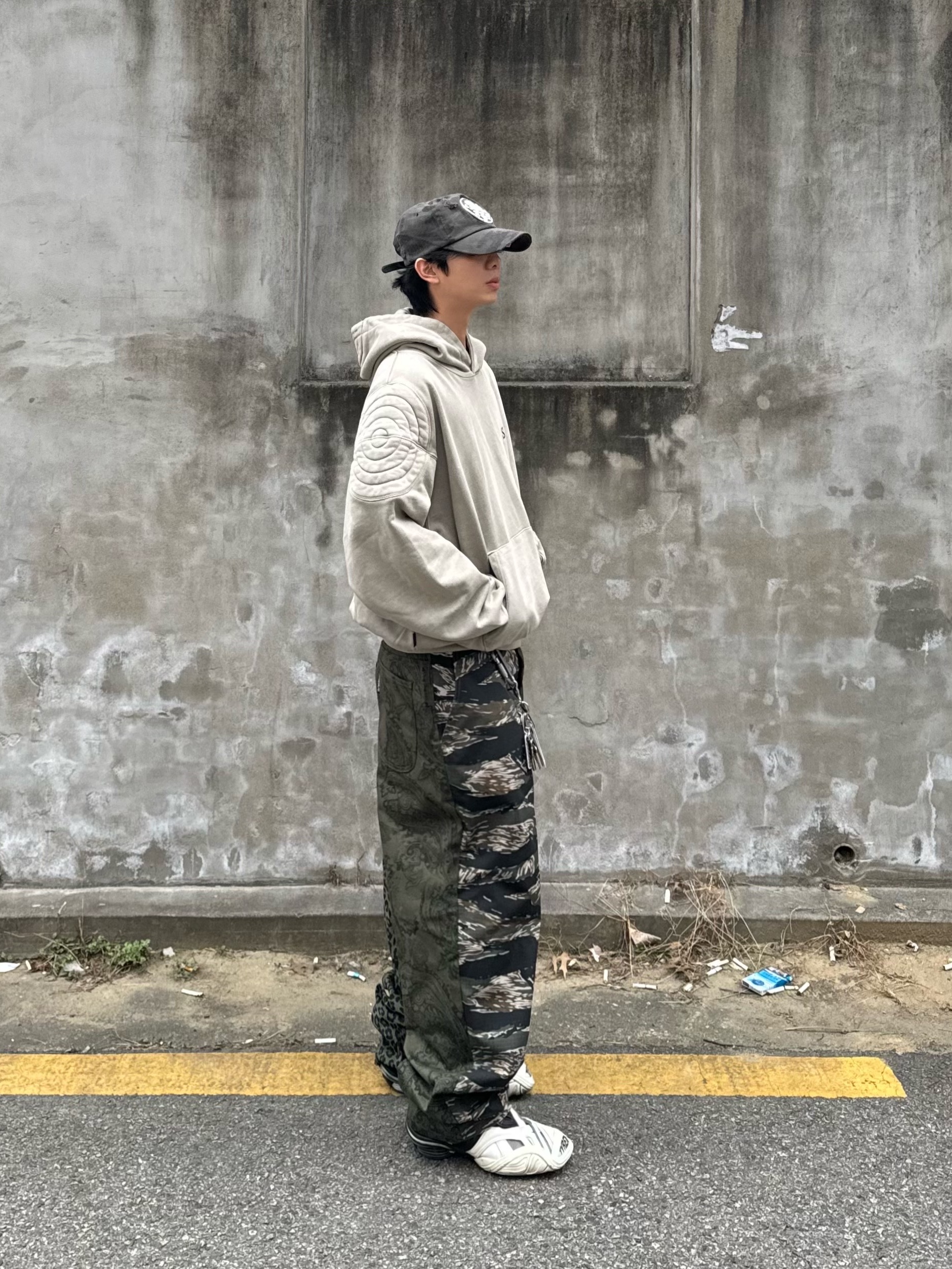 Balenciaga Tyrex Sneakers Black White 착용 스타일 - 3