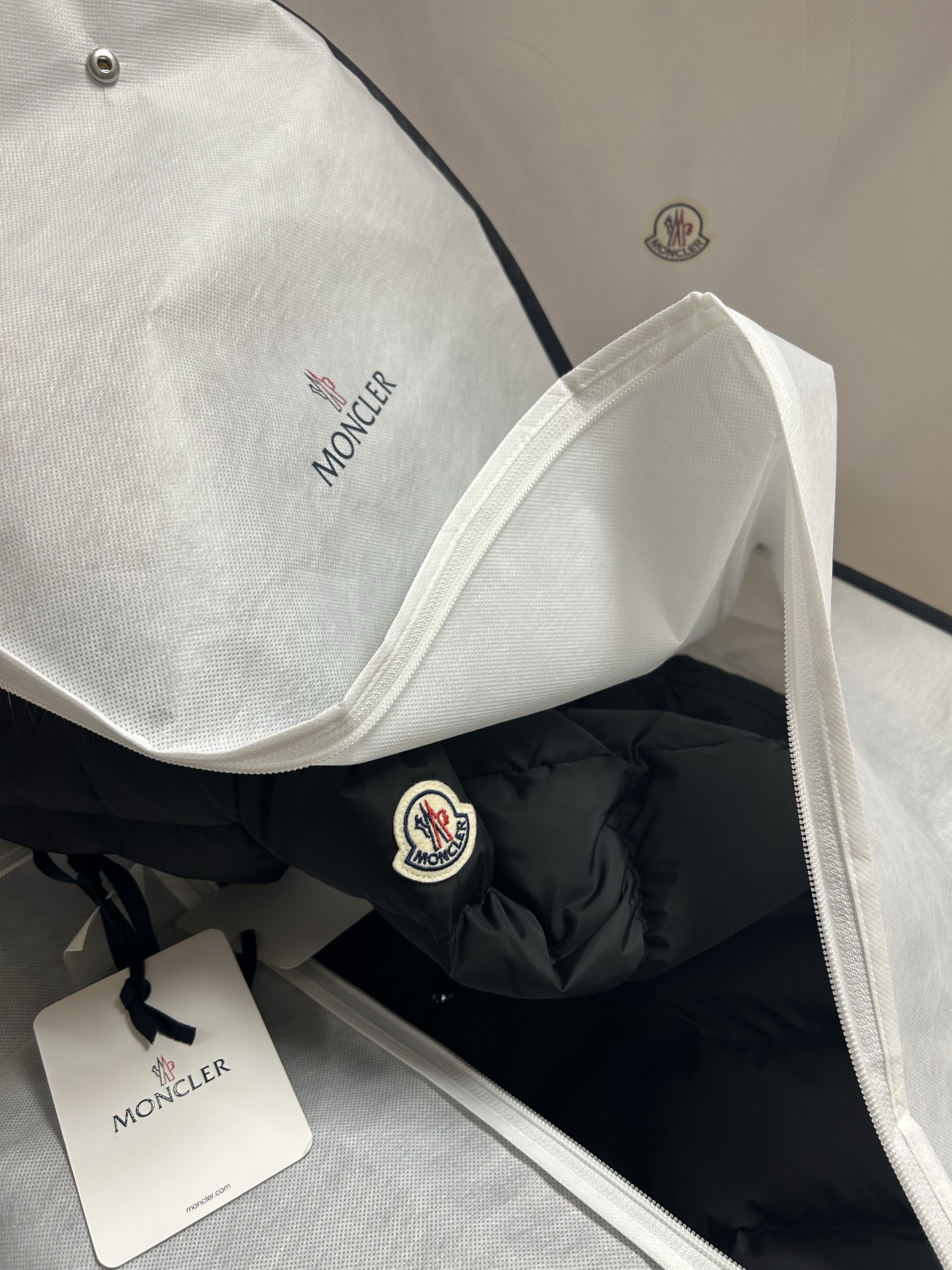 (W) Moncler Khloe Long Down Jacket Black - 23FW 착용 스타일 - 3