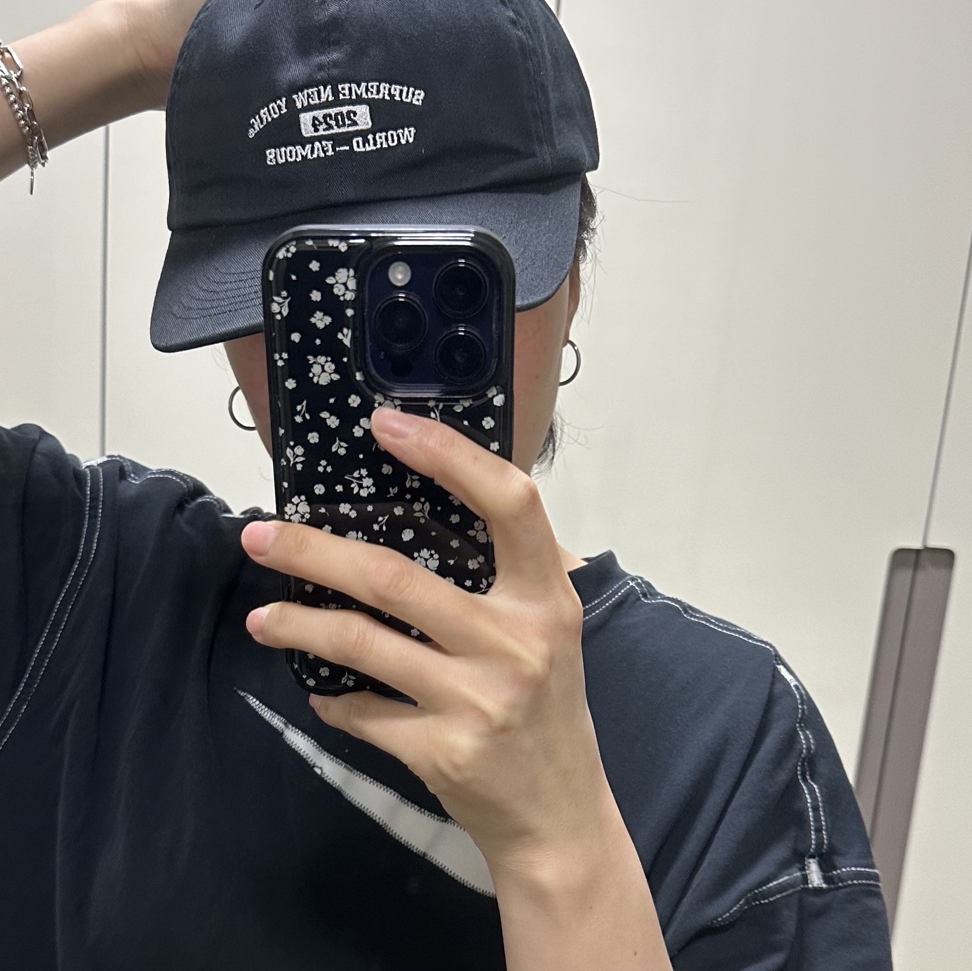 Supreme New York Arc 6-Panel Navy - 24SS, Supreme New York Arc 6-Panel Black - 24SS 착용 스타일 - 4