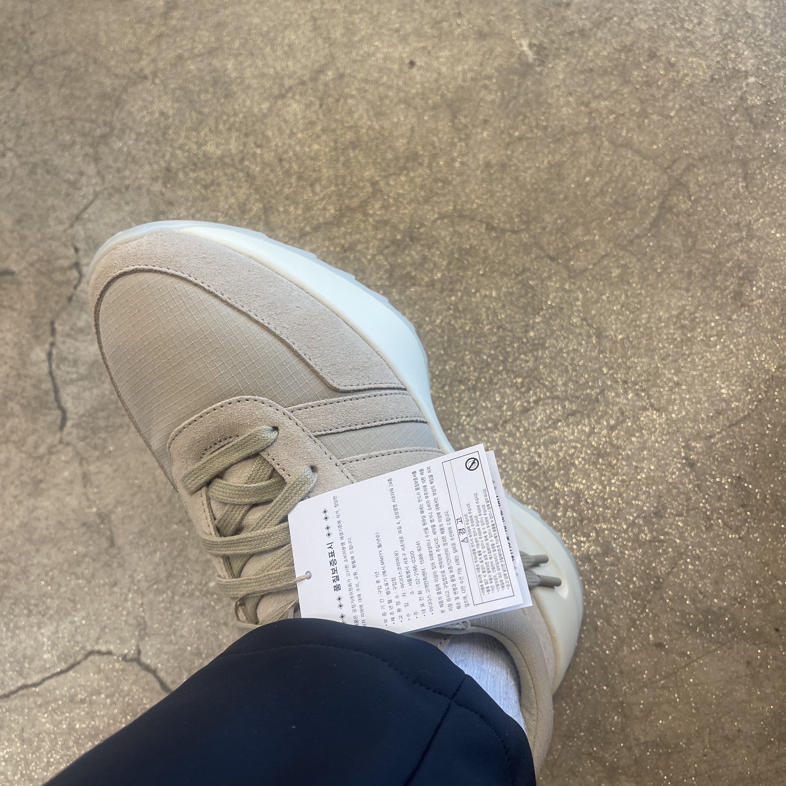 Adidas x Fear of God Athletics Los Angeles Clay 착용 스타일 - 3