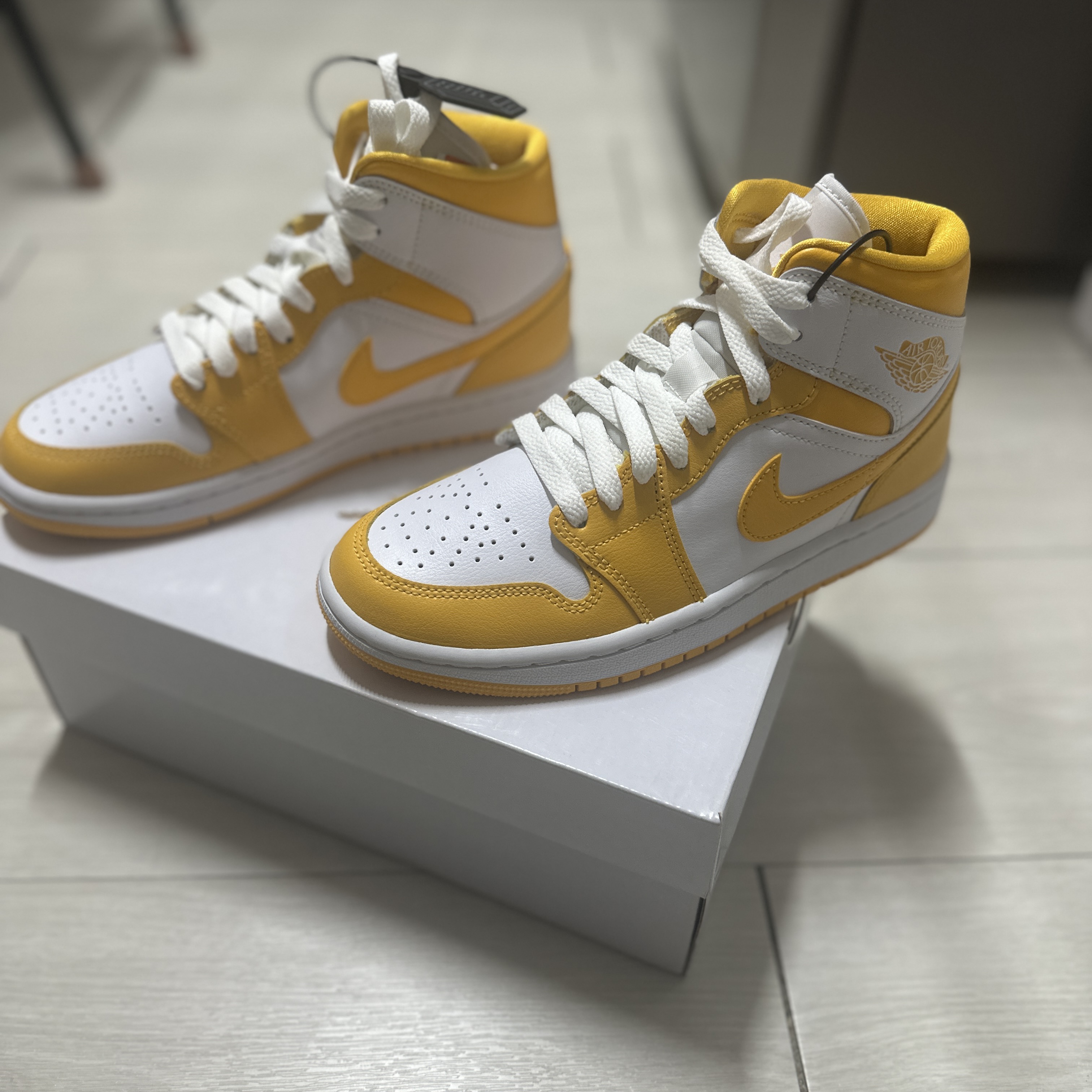(W) Jordan 1 Mid University Gold 착용 스타일 - 1