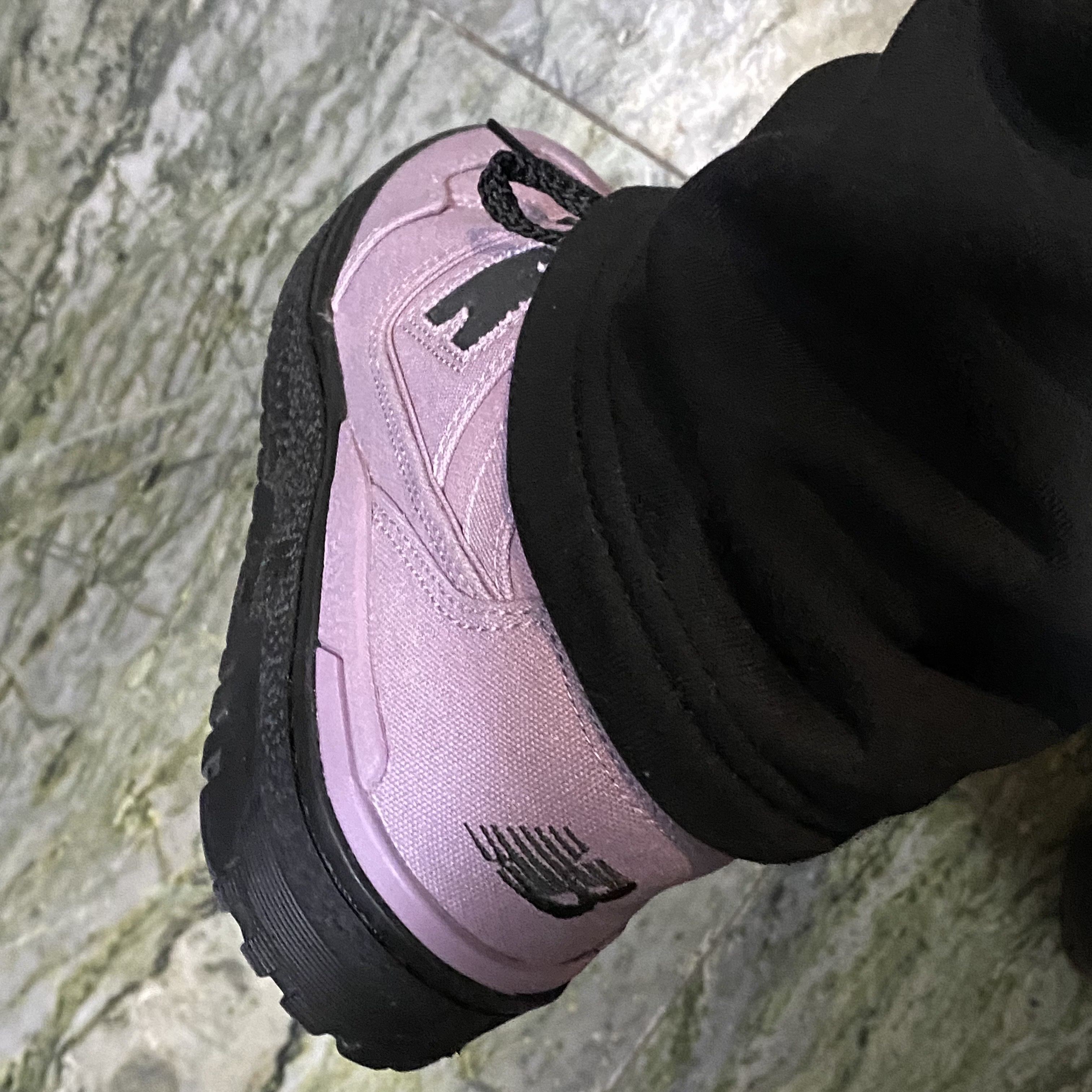New Balance x Thisisneverthat 550 Lavender Black 착용 스타일 - 4