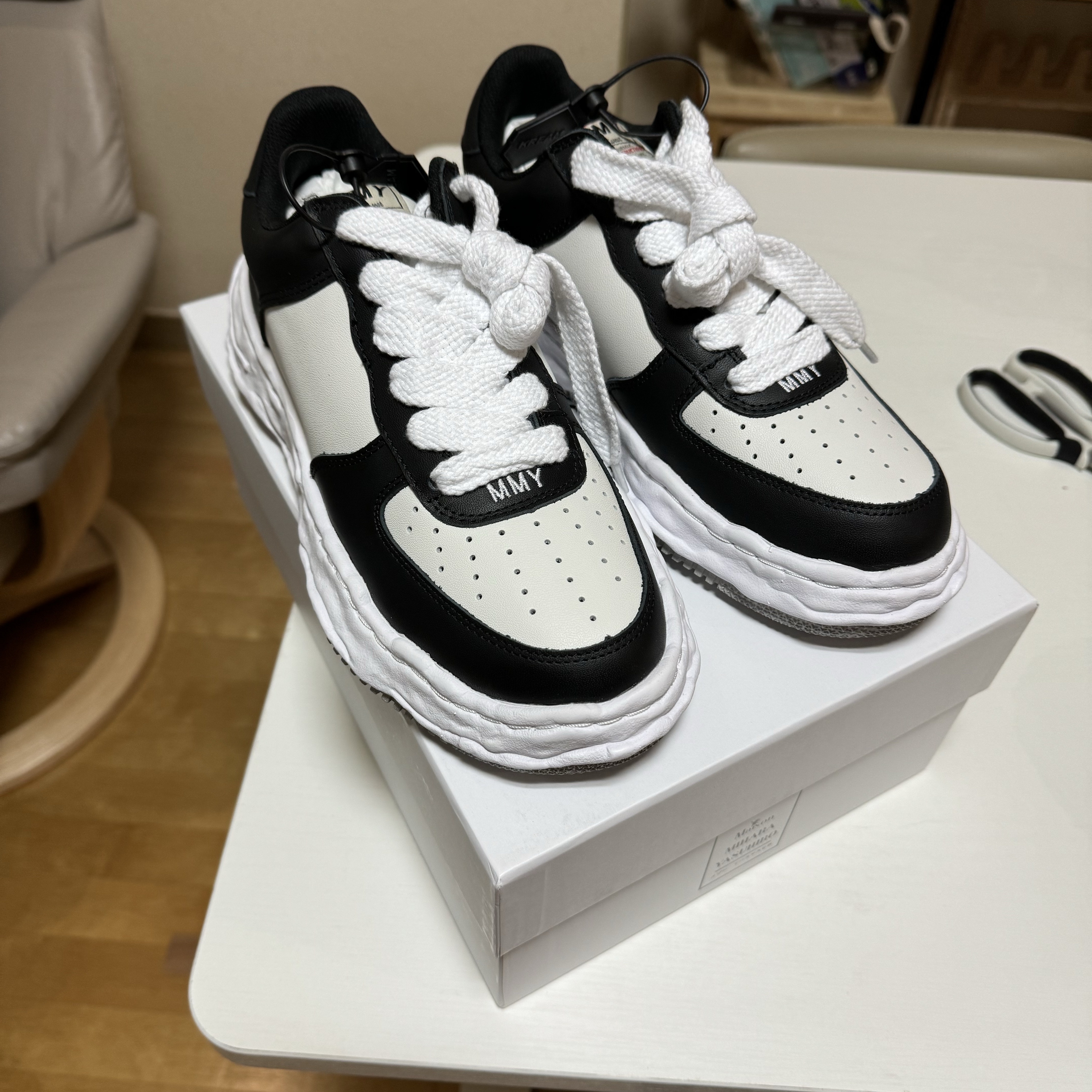 Maison Mihara Yasuhiro Wayne OG Sole Leather Low-top Sneakers Black White 착용 스타일