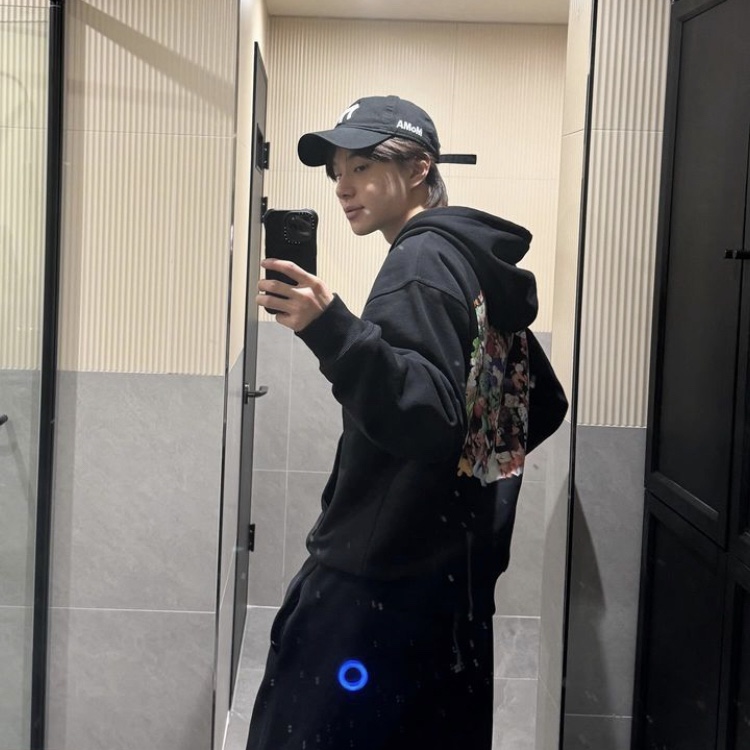 New Era x MoMA New York Yankees Cap Black 착용 스타일