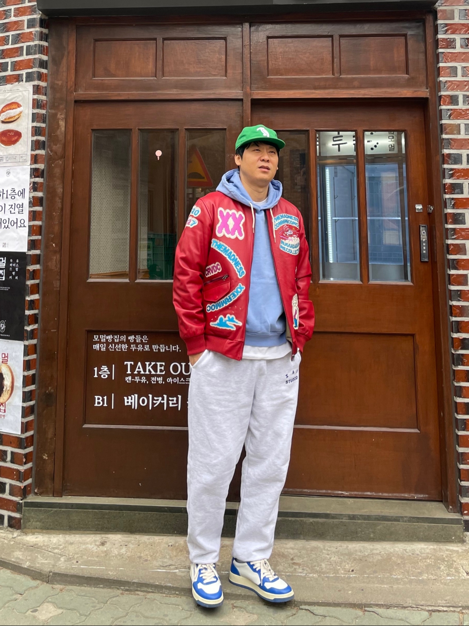 IAB Studio Sweatpants Light Gray, Autry Medalist Low Leather Sneakers White Azure 착용 스타일 - 2