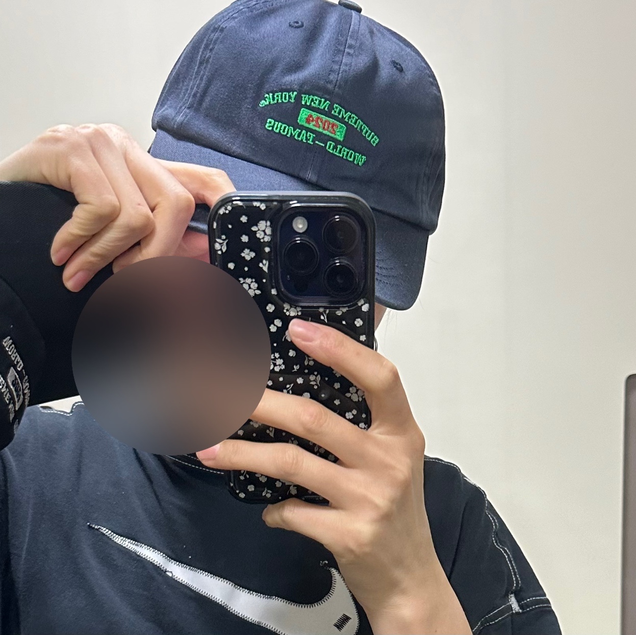 Supreme New York Arc 6-Panel Navy - 24SS, Supreme New York Arc 6-Panel Black - 24SS 착용 스타일 - 3