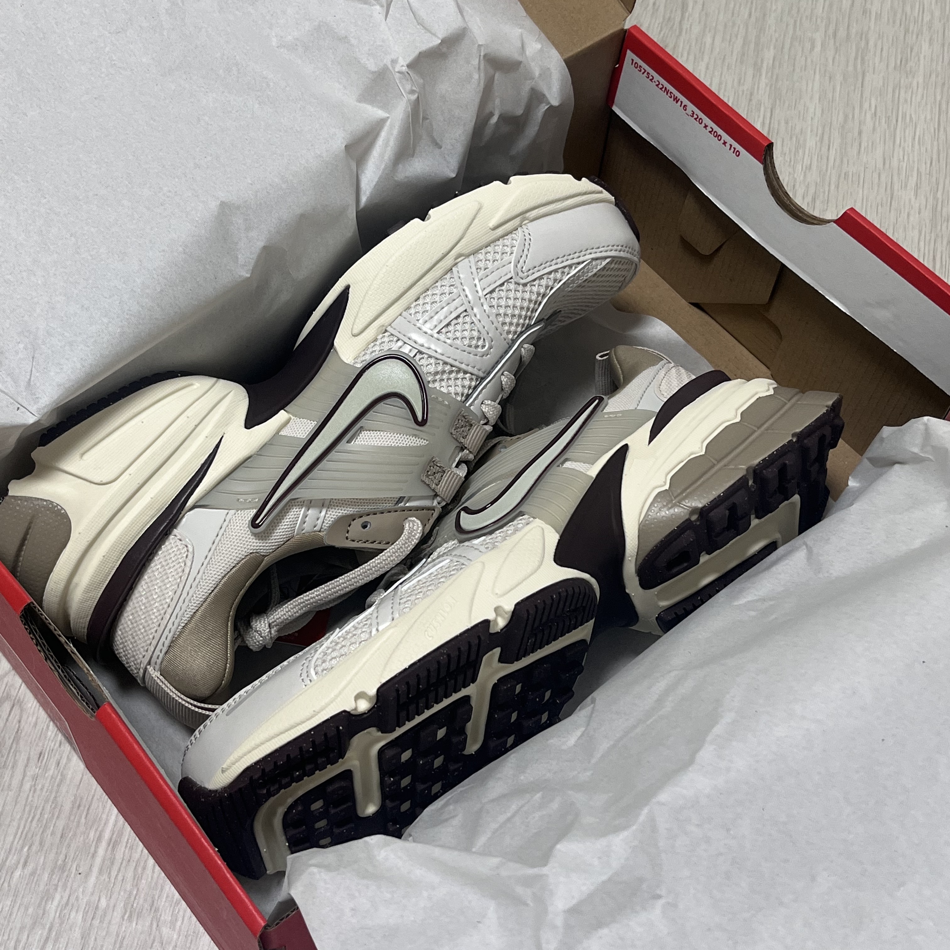 Nike V2K Run Light Orewood Brown Khaki 착용 스타일