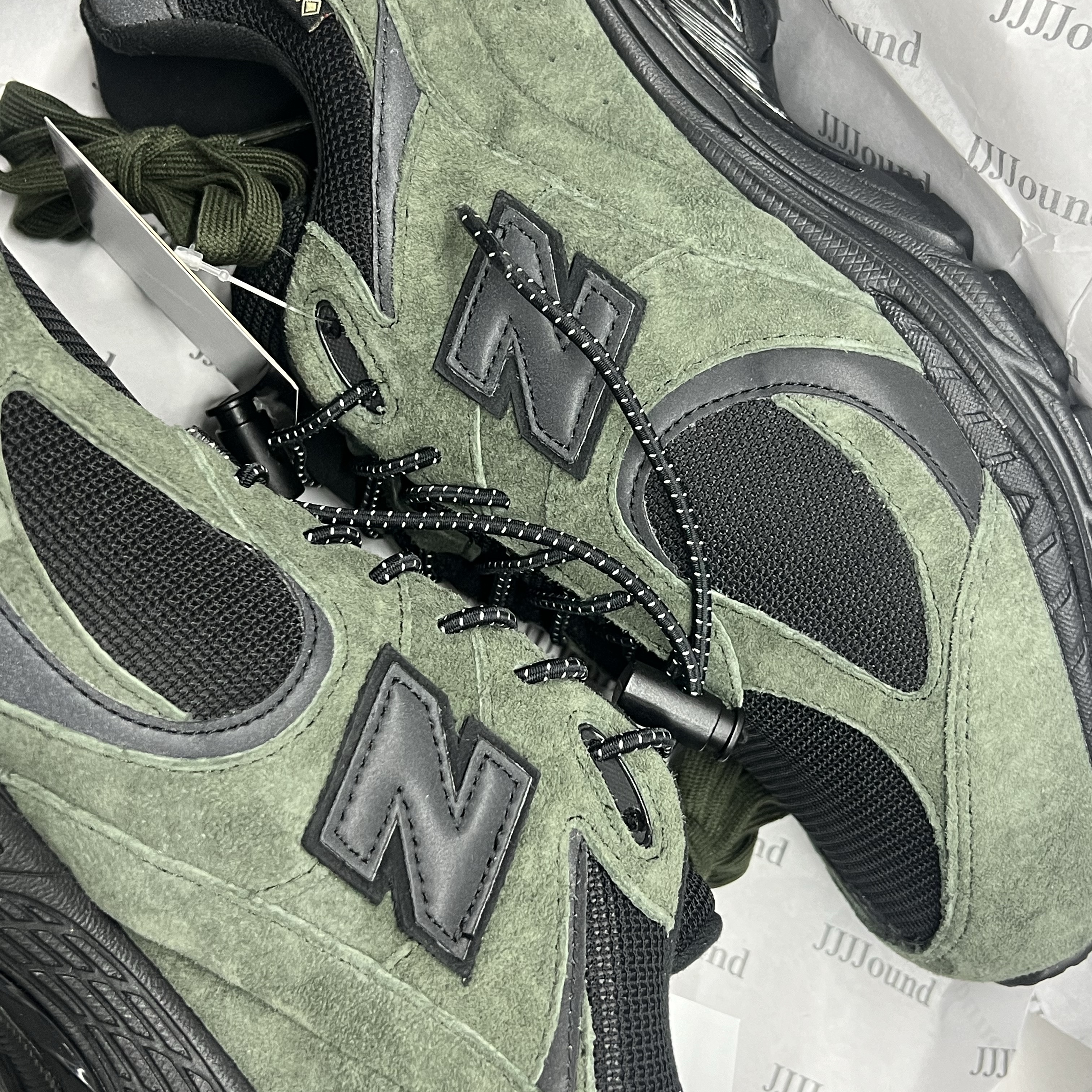 New Balance x JJJJound 2002R Gore-Tex Charcoal, New Balance x JJJJound 2002R Gore-Tex Pine 착용 스타일 - 2