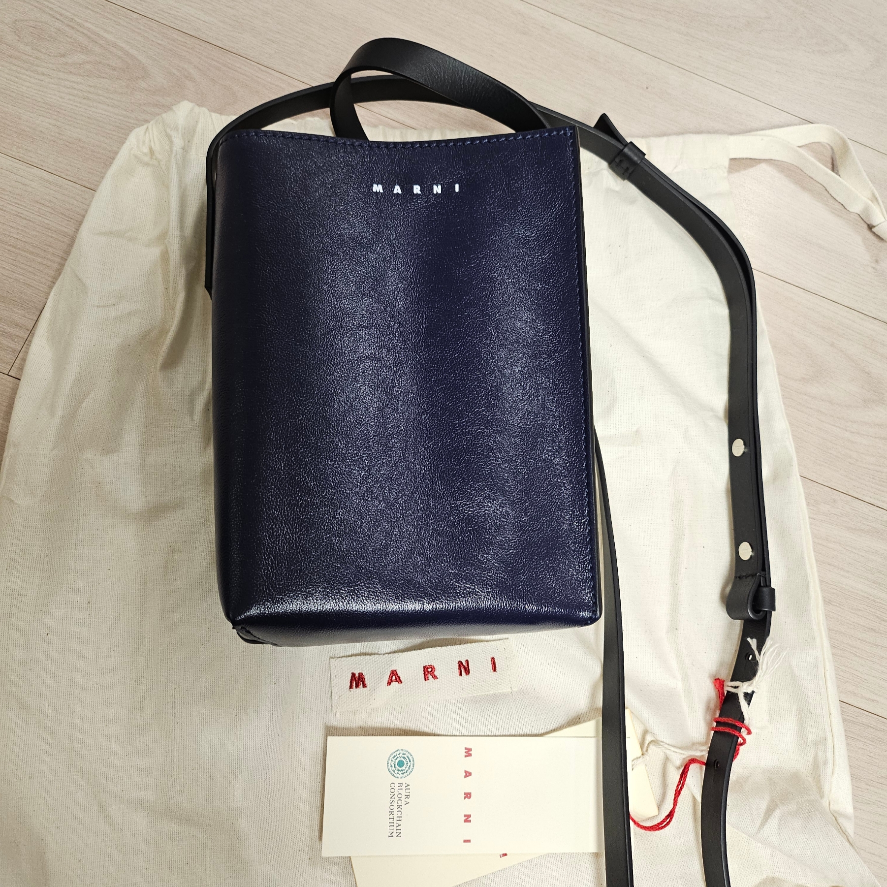 Marni Museo Soft Small Bag in Leather Navyblue Black 착용 스타일 - 2