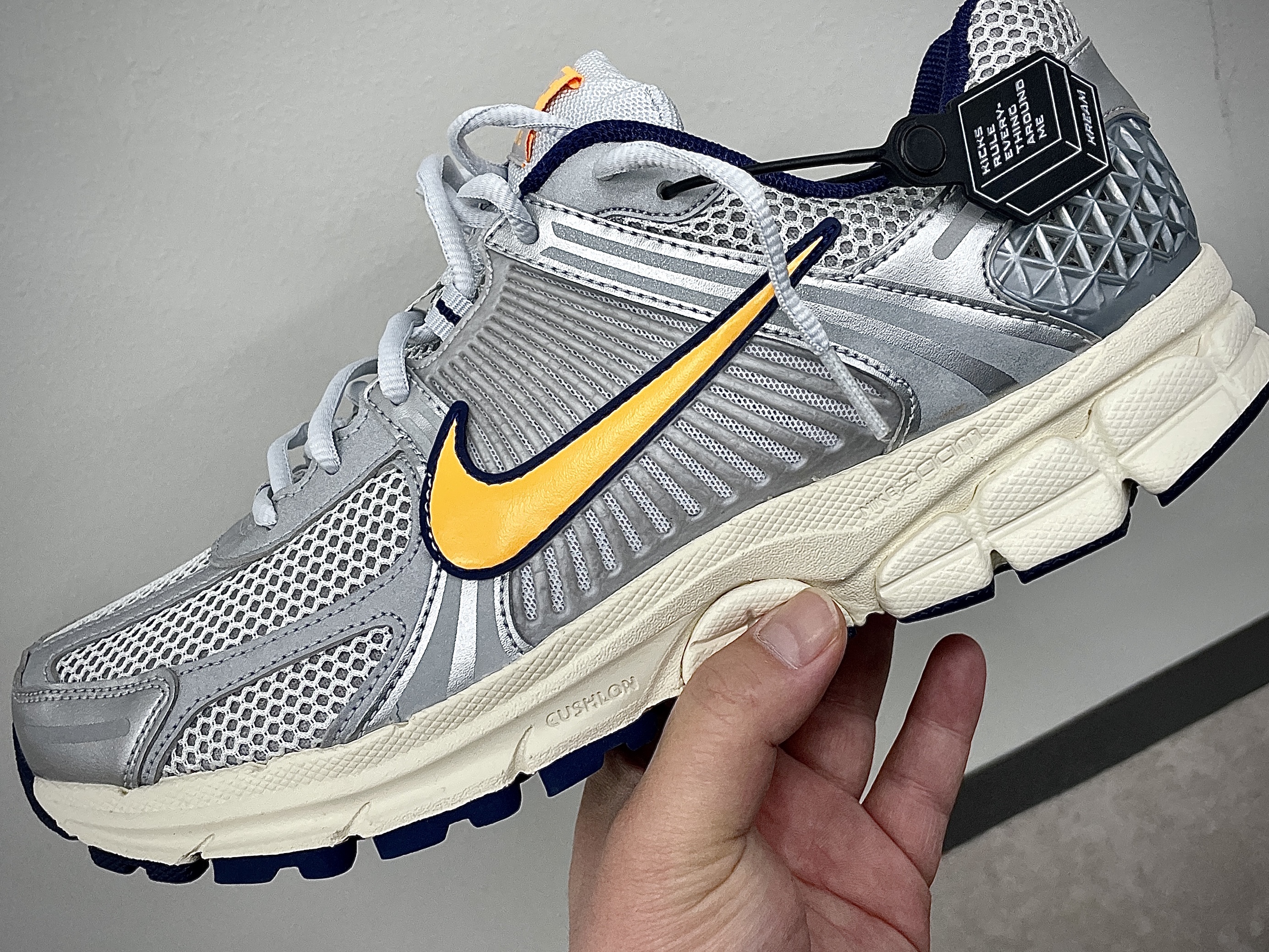 Nike Zoom Vomero 5 Pure Platinum and Laser Orange 착용 스타일