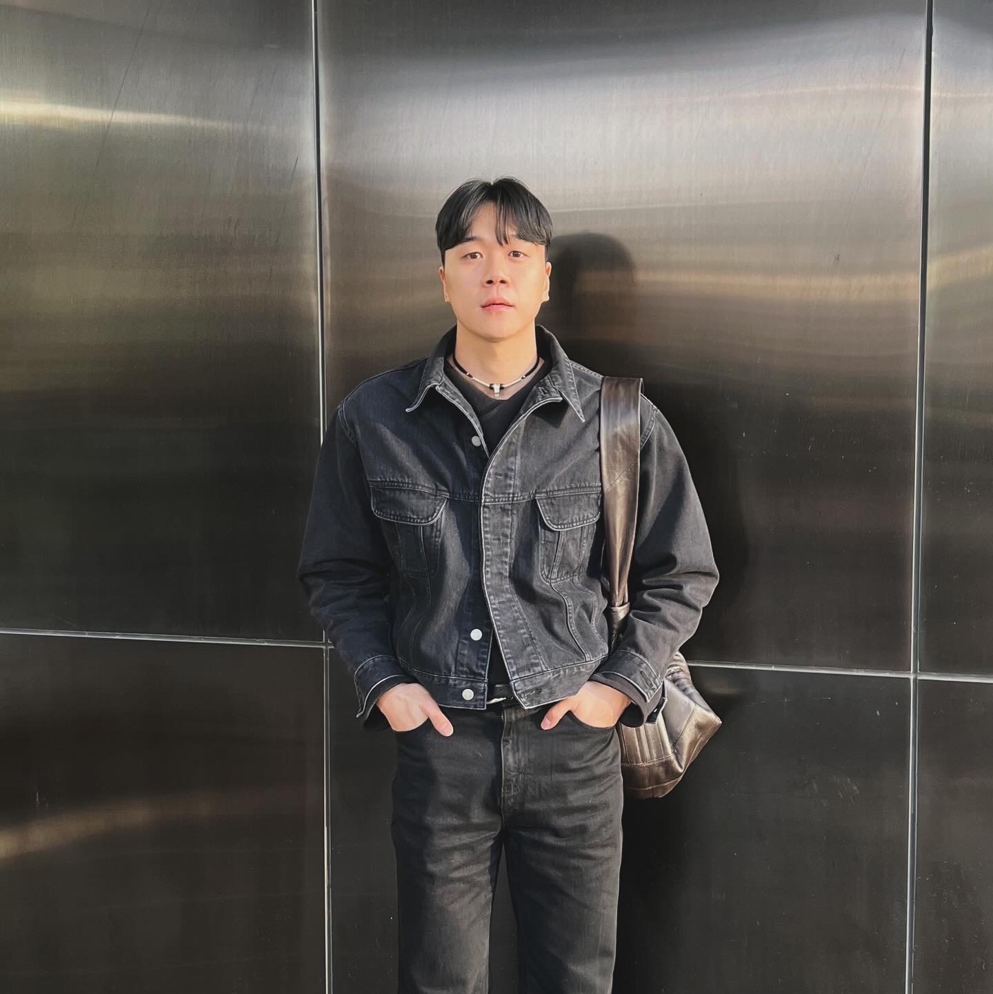 Nike x Martine Rose Shox MR4 Black, Lemaire Small Soft Game Bag Nylon Canvas Dark Chocolate 착용 스타일 - 2