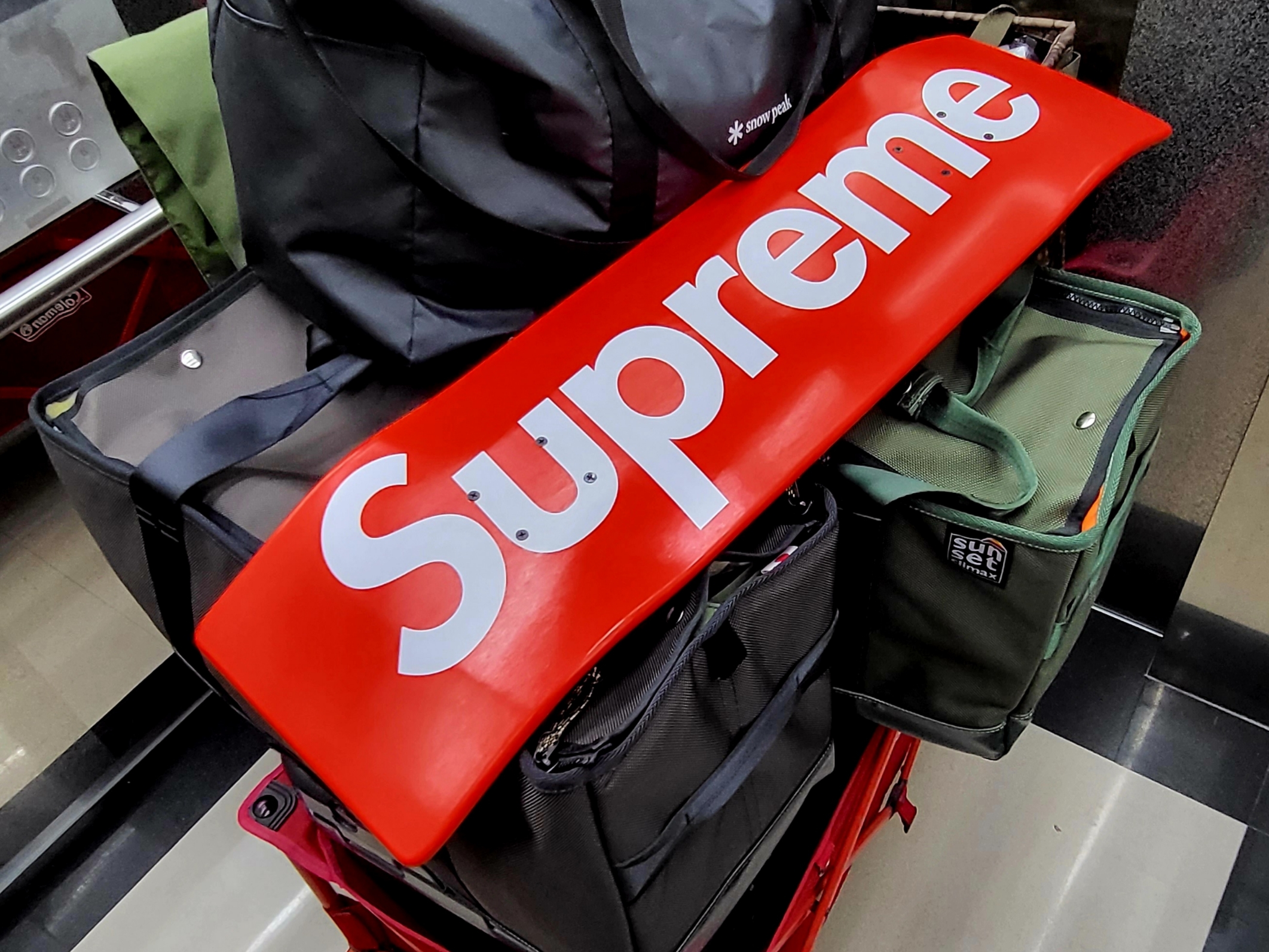 Supreme Uncut Box Logo Skateboard Deck Red - 22SS 착용 스타일