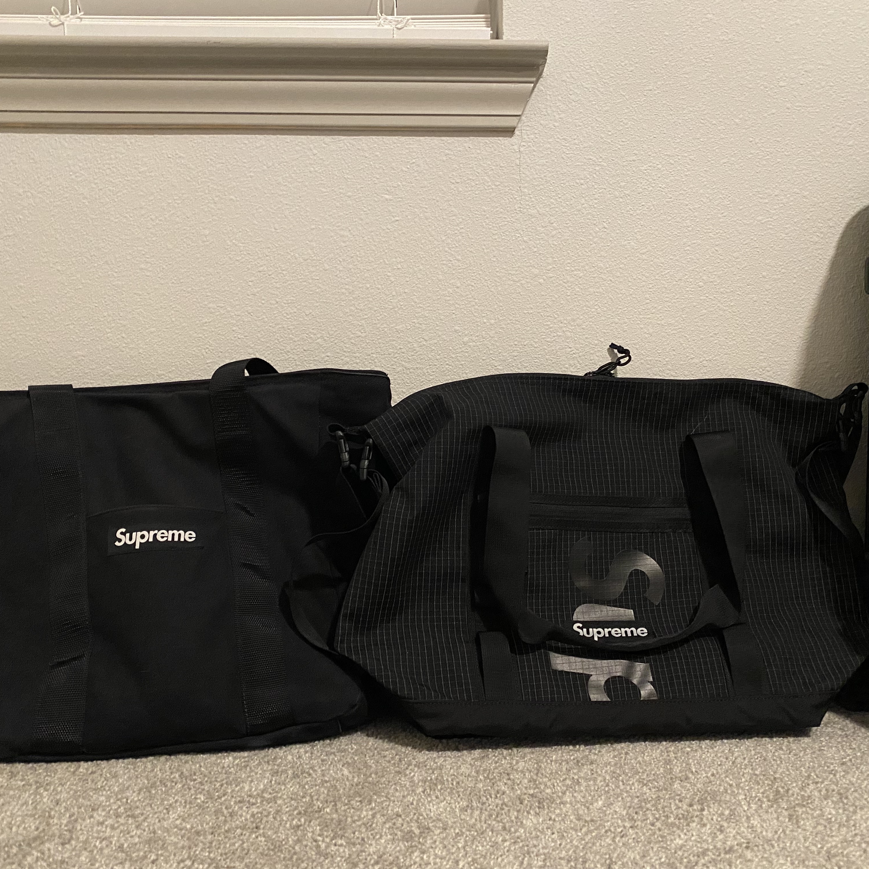 Supreme x Rimowa Topas Multiwheel Black 45L - 18SS, Supreme Tote Bag Black - 24SS 착용 스타일 - 3