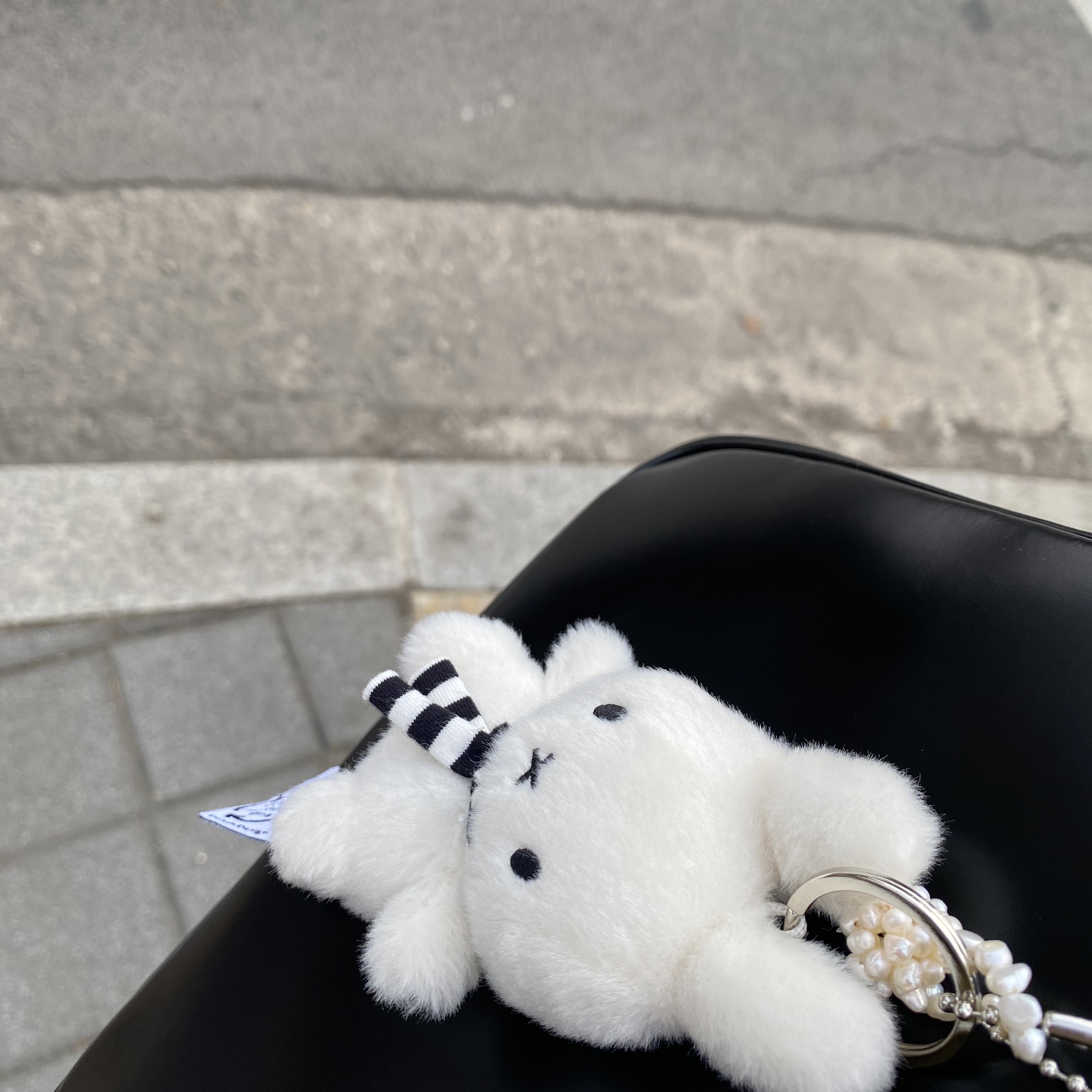 Miffy x Bon Ton Toys Sitting Keychain with Scarf White 착용 스타일