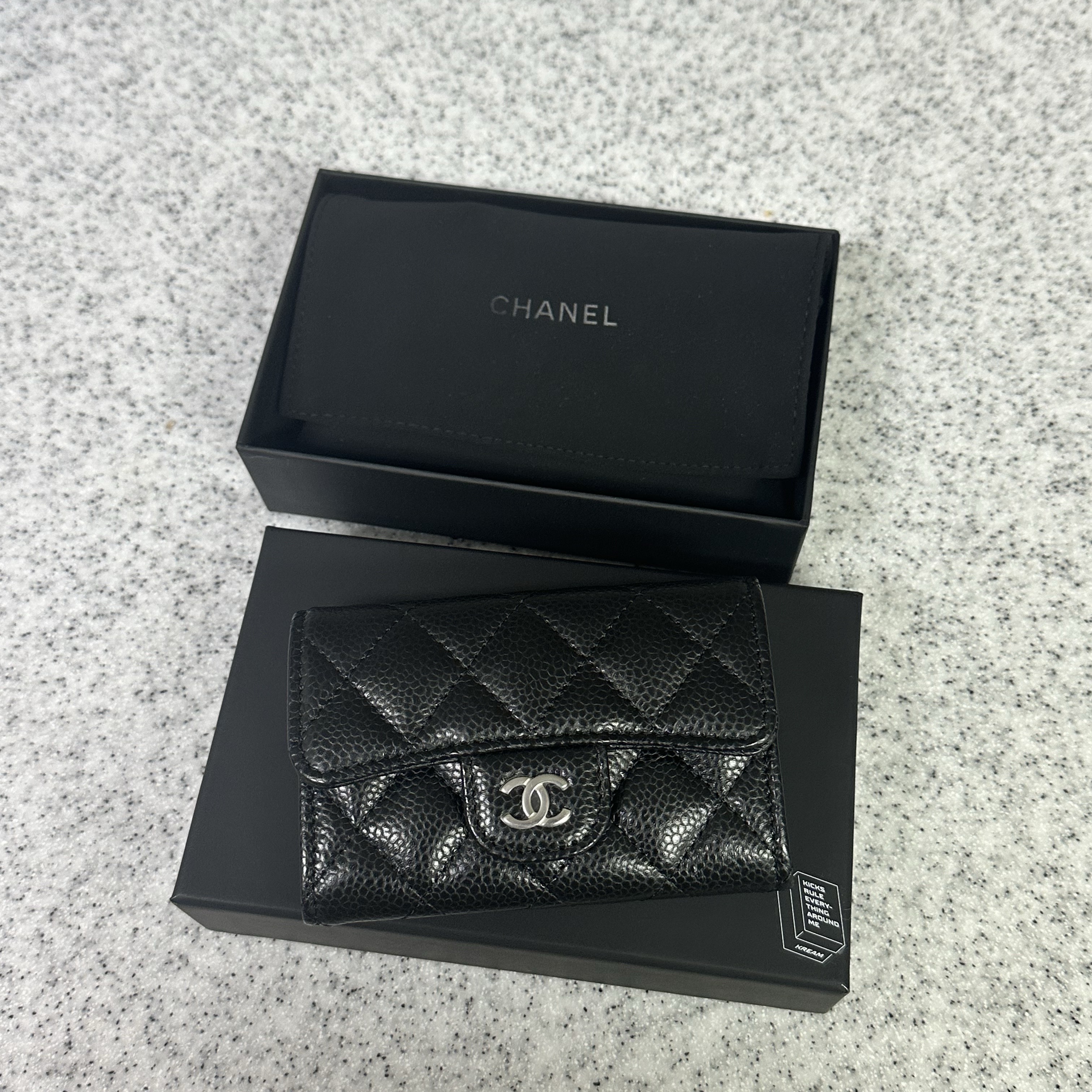 Chanel Classic Card Holder Grained Calfskin & Silver Black 착용 스타일