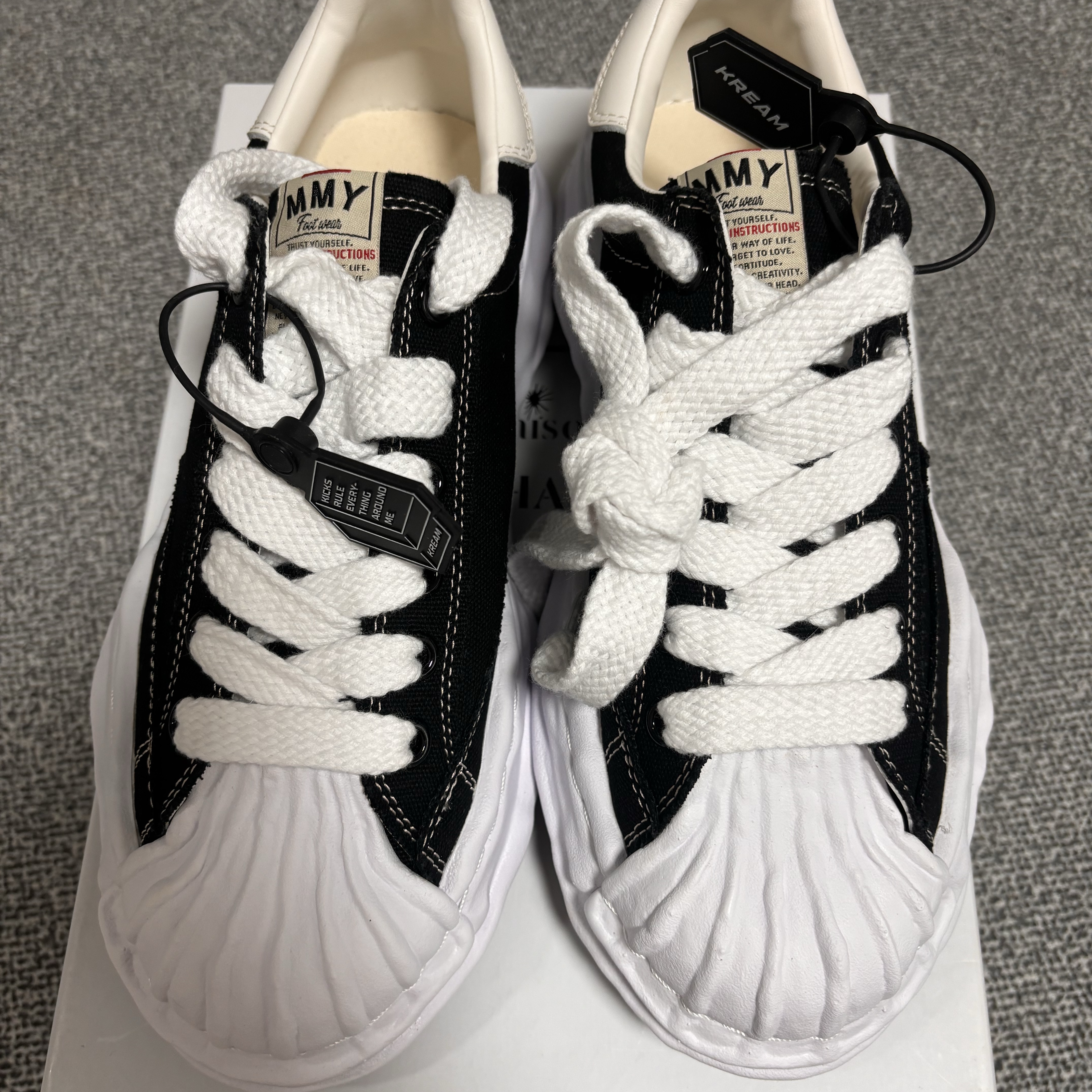 Maison Mihara Yasuhiro Blakey OG Sole Canvas Low-top Sneakers Black White 착용 스타일