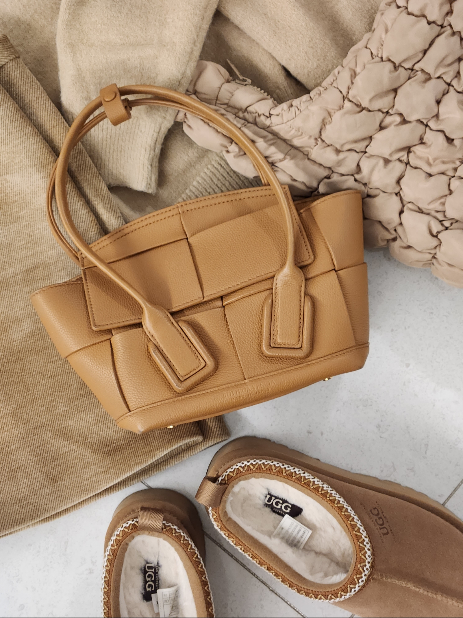 UGG Neuman Chestnut, COS Quilted Oversized Shoulder Bag Off White Light Beige 착용 스타일 - 3