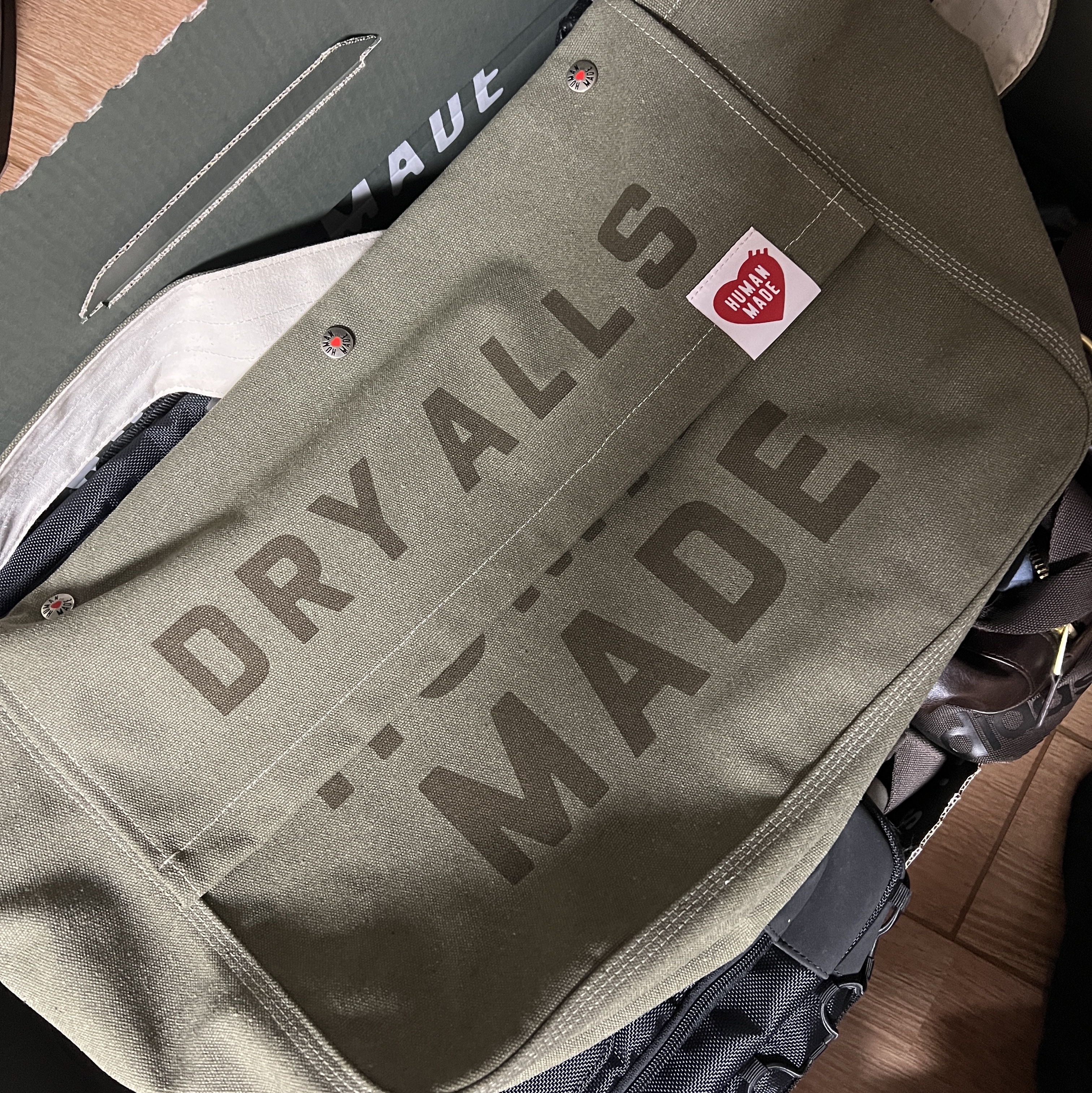 Human Made Mail Bag Olive Drab 착용 스타일