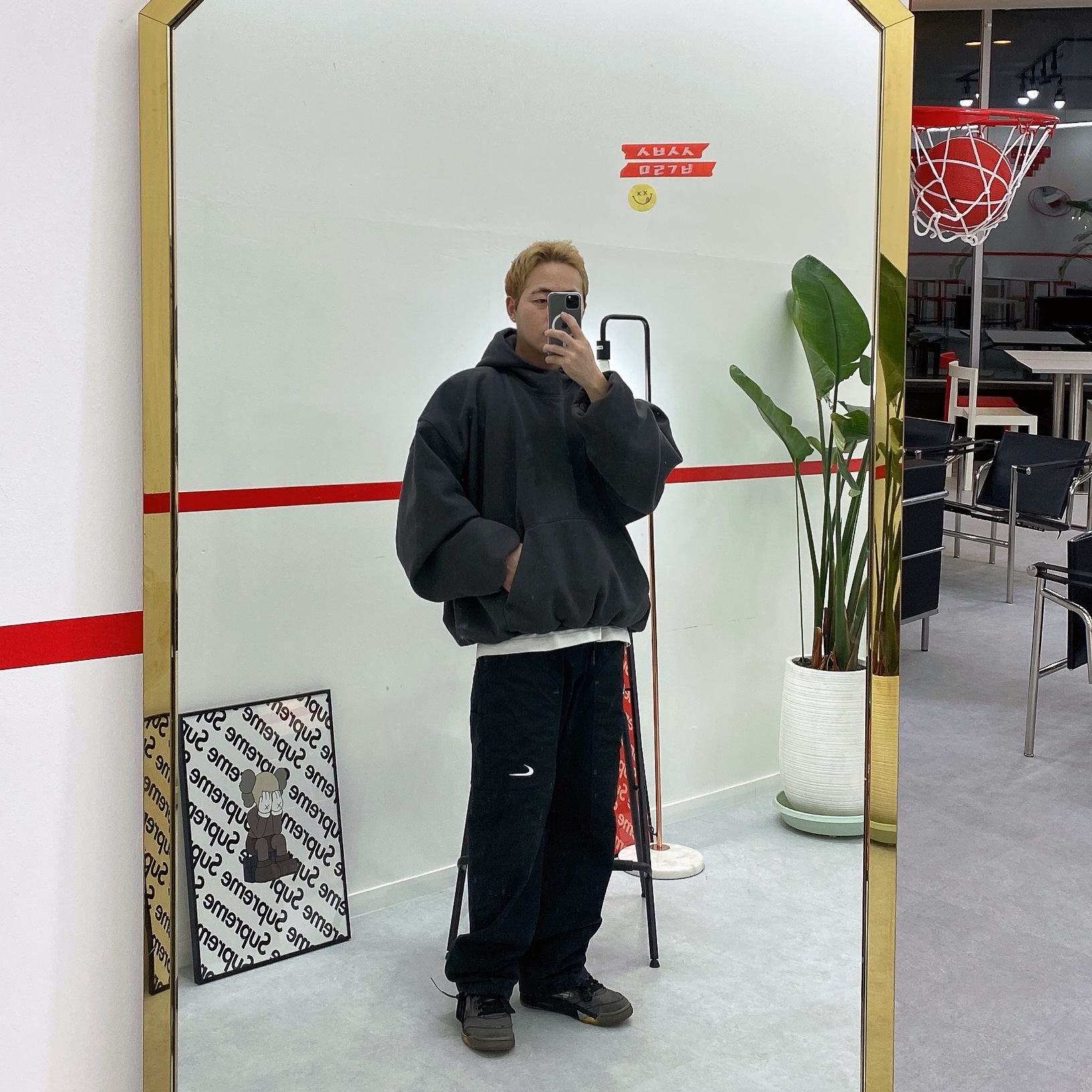 Yeezy Gap Engineered By Balenciaga Dove Hoodie Black, Jordan 5 x Off-White Retro SP Black Muslin 착용 스타일 - 2