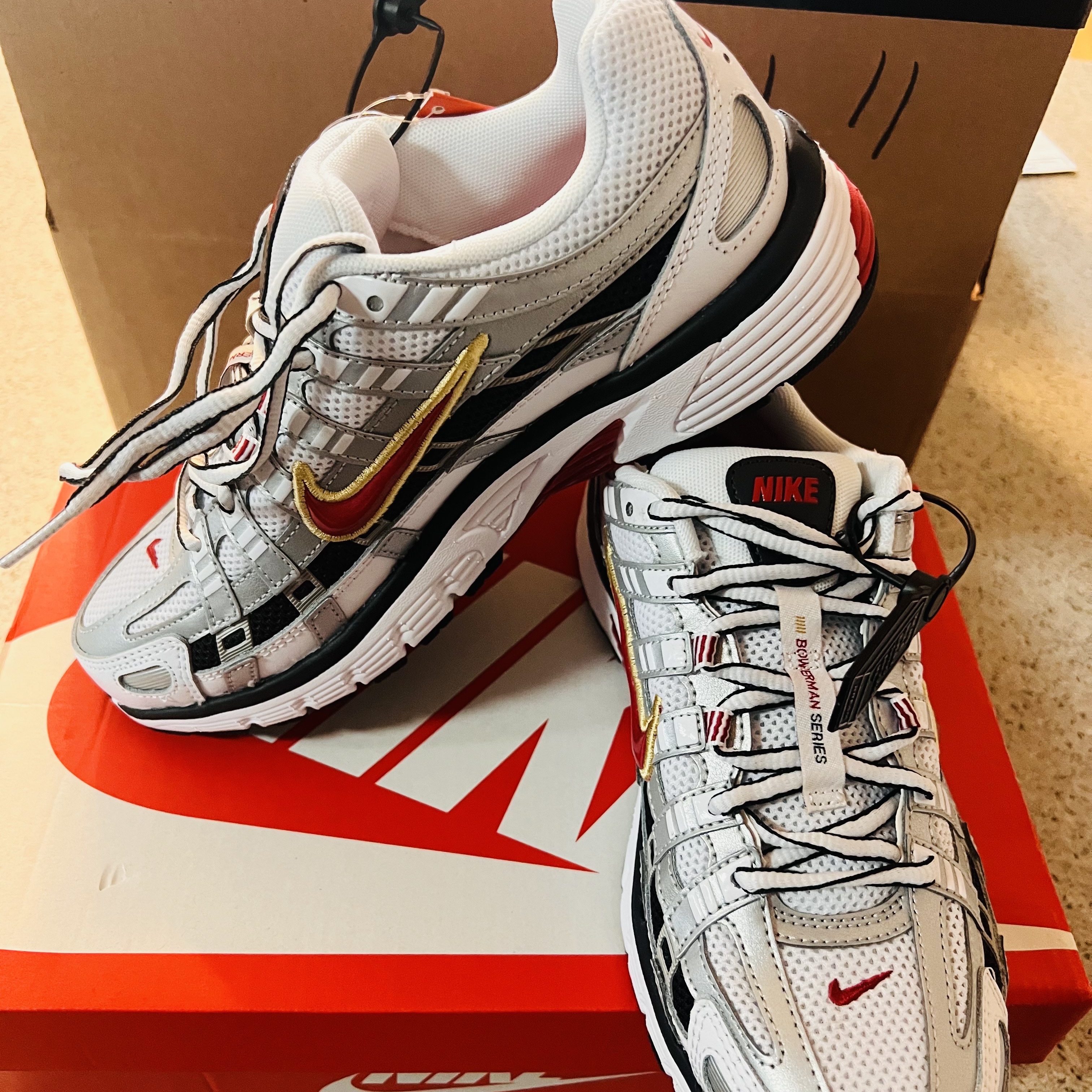 (W) Nike P-6000 Metallic Silver Red 착용 스타일