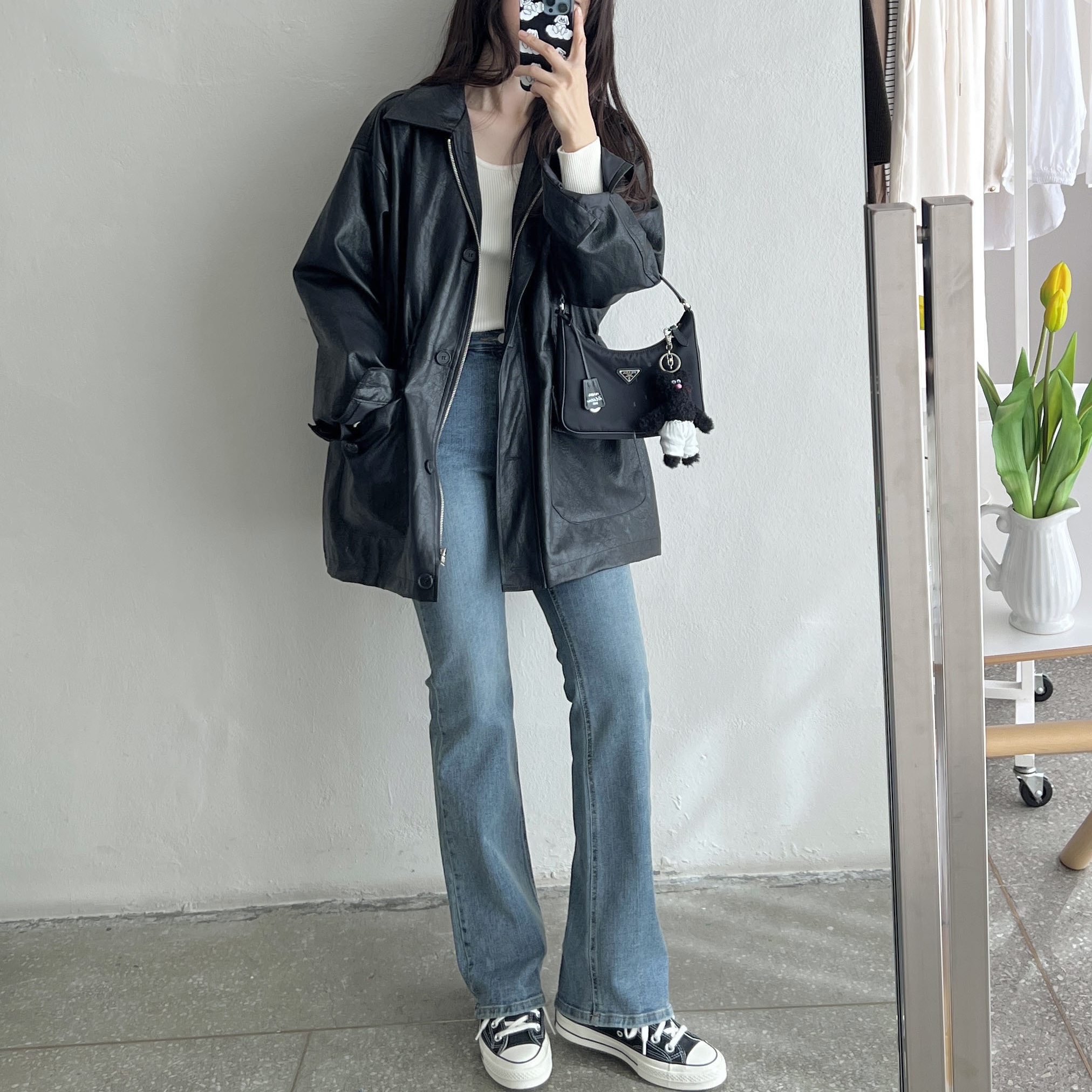 Converse Chuck 70 Hi Black, Prada Re-Edition 2005 Re-Nylon Mini Hobo Bag Black 착용 스타일 - 2