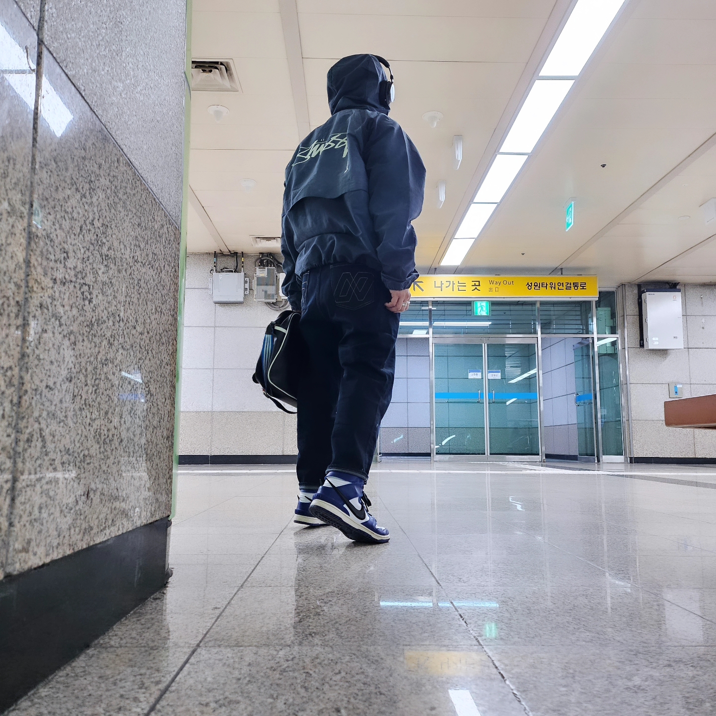 Stussy Wave Dye Beach Shell Jacket Navy, Supreme Webbing Keychain Red - 23SS 착용 스타일 - 5
