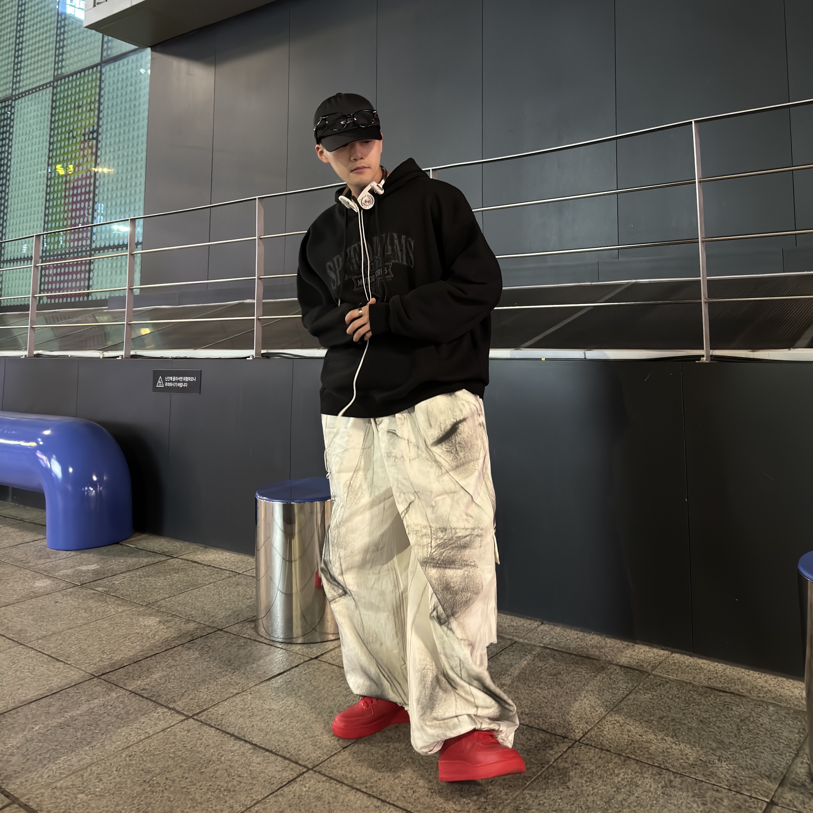 Supreme x Koss Portapro Headphones White - 23FW, Nike Air Force 1 '07 LV8 Low 1 Triple Red 착용 스타일 - 3