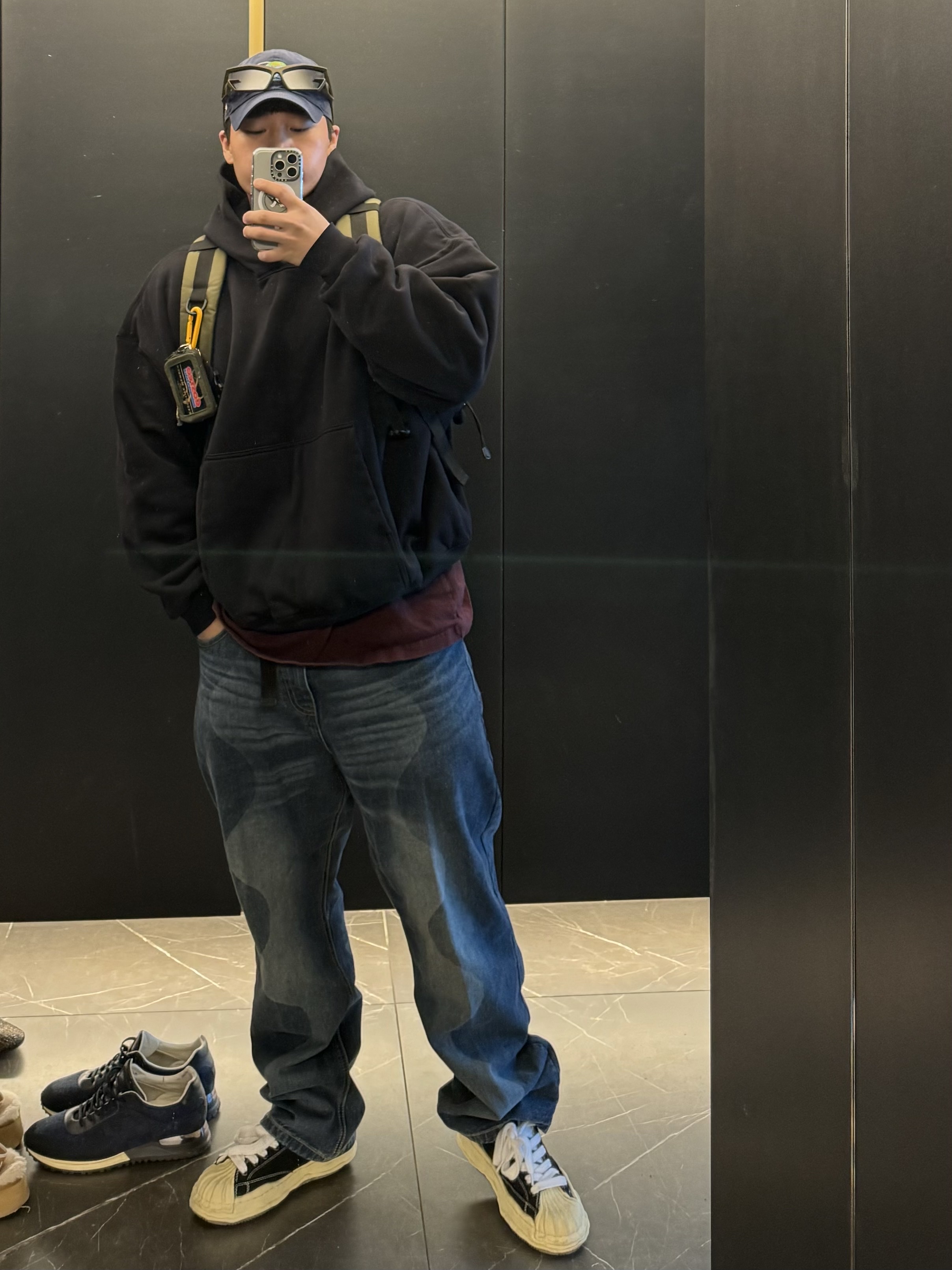 Yeezy Gap Hoodie Black, Maison Mihara Yasuhiro Blakey VL OG Sole Canvas Low-top Sneakers Black 착용 스타일