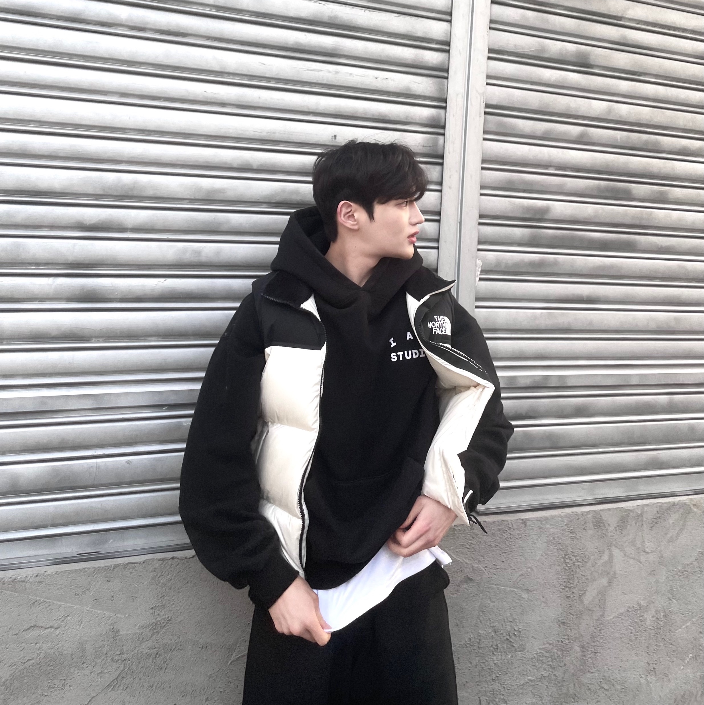 IAB Studio Hoodie Black White, Sony WH-1000XM5 Black (Korean Ver.) 착용 스타일 - 2