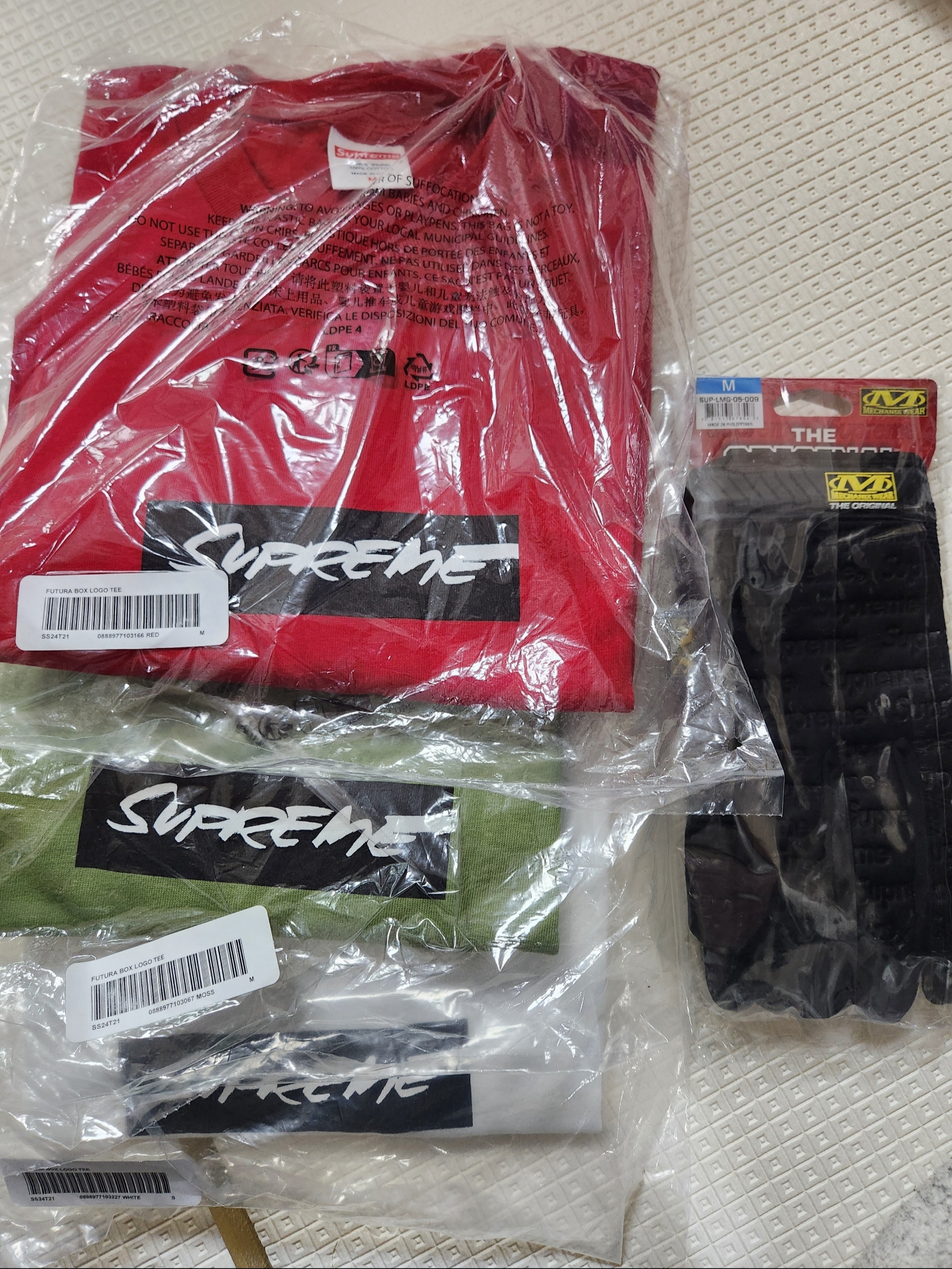 Supreme Futura Box Logo T-Shirt Moss - 24SS, Supreme Futura Box Logo T-Shirt Red - 24SS 착용 스타일