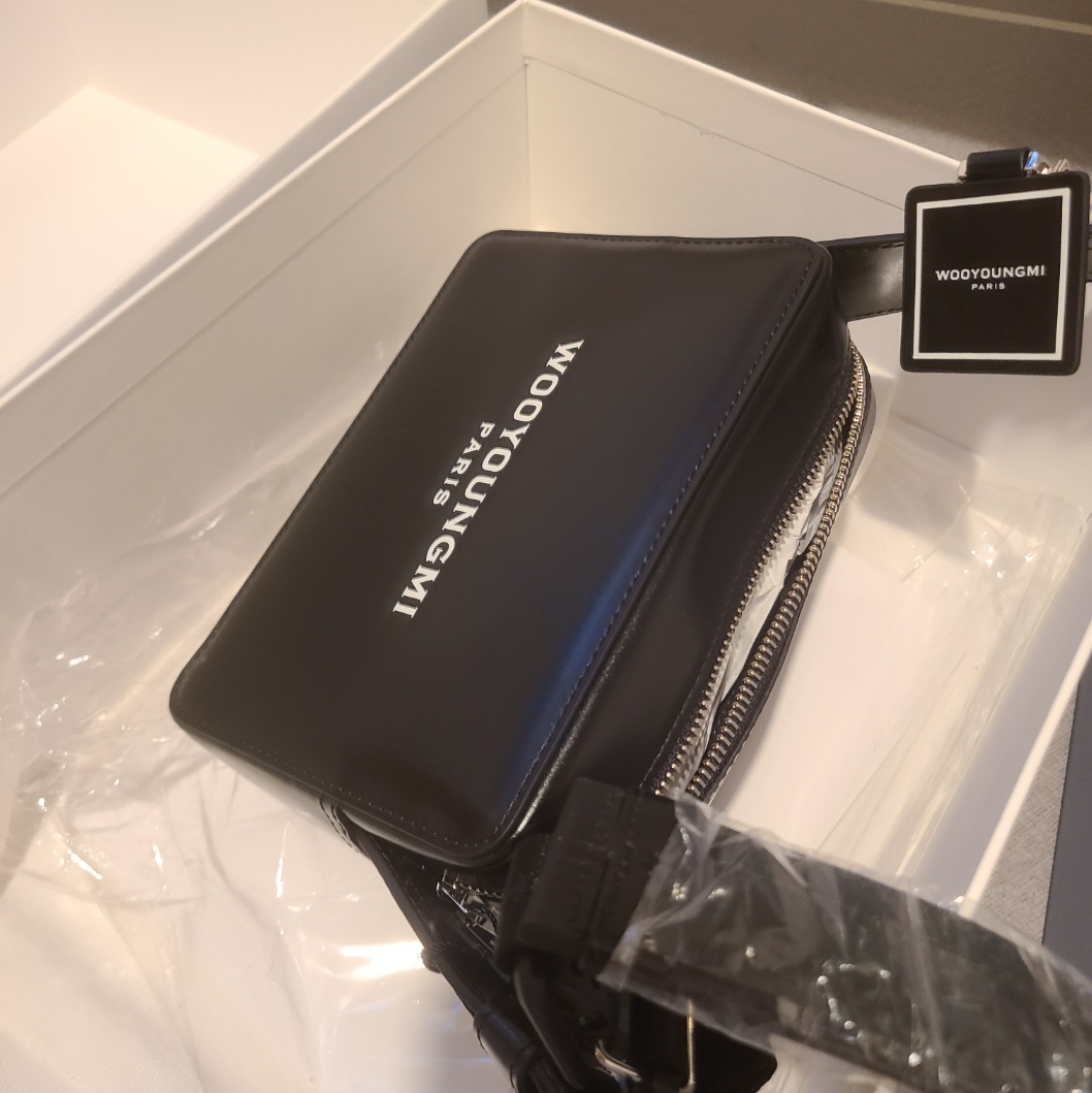 Wooyoungmi Square Mini Bag Black 착용 스타일
