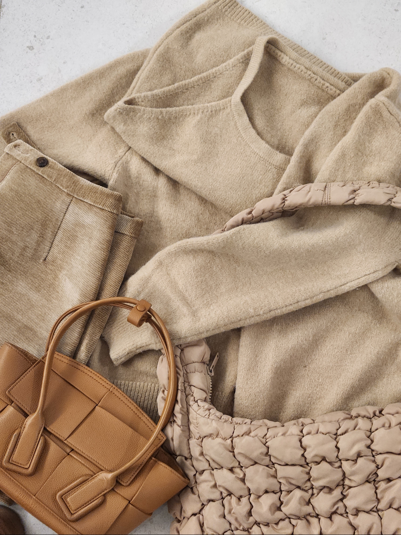 UGG Neuman Chestnut, COS Quilted Oversized Shoulder Bag Off White Light Beige 착용 스타일 - 4
