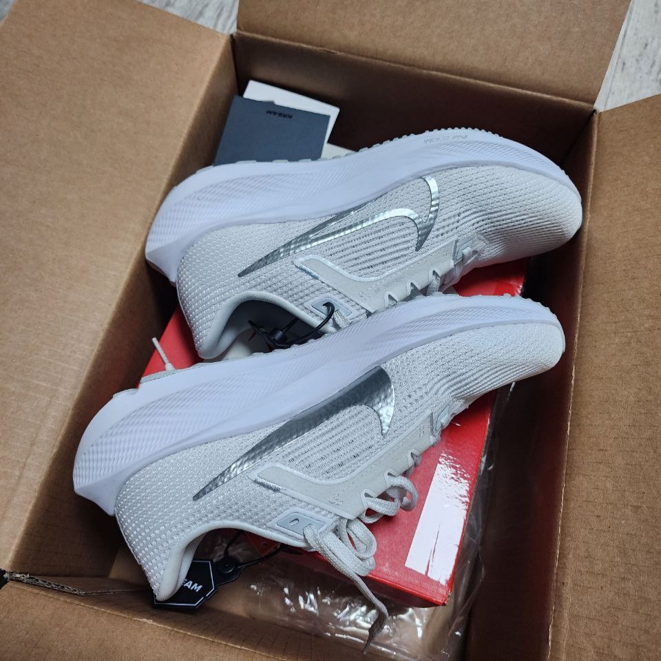 (W) Nike Air Zoom Pegasus 40 White Metallic Silver 착용 스타일 - 7