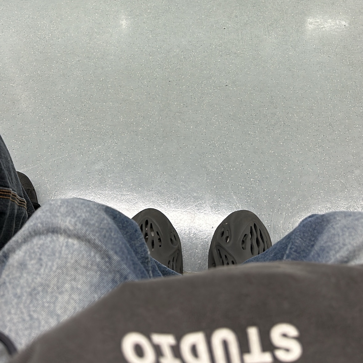 Adidas Yeezy Foam RNNR Carbon 착용 스타일