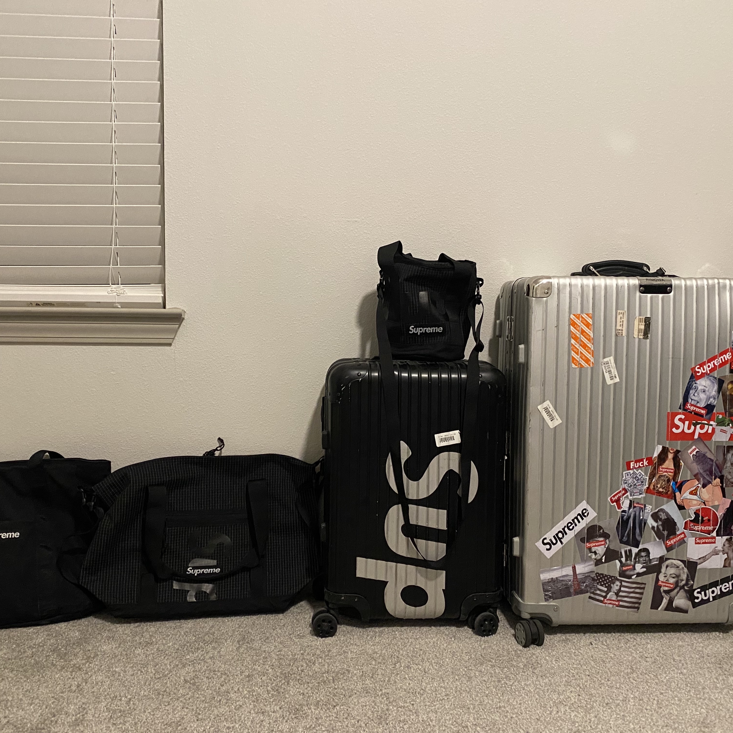 Supreme x Rimowa Topas Multiwheel Black 45L - 18SS, Supreme Tote Bag Black - 24SS 착용 스타일 - 1
