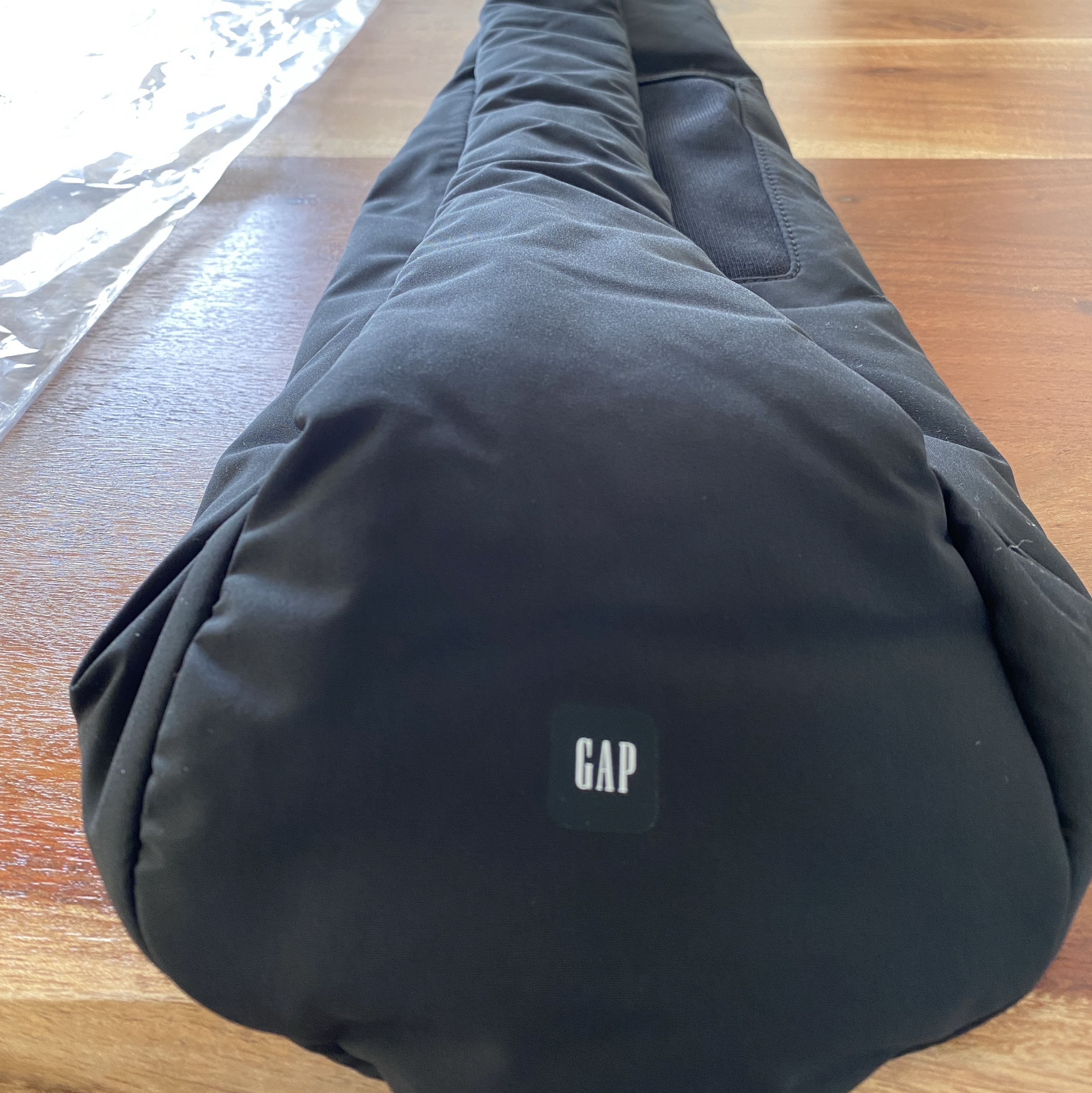 Yeezy Gap Engineered By Balenciaga Snake Bag Black 착용 스타일 - 1
